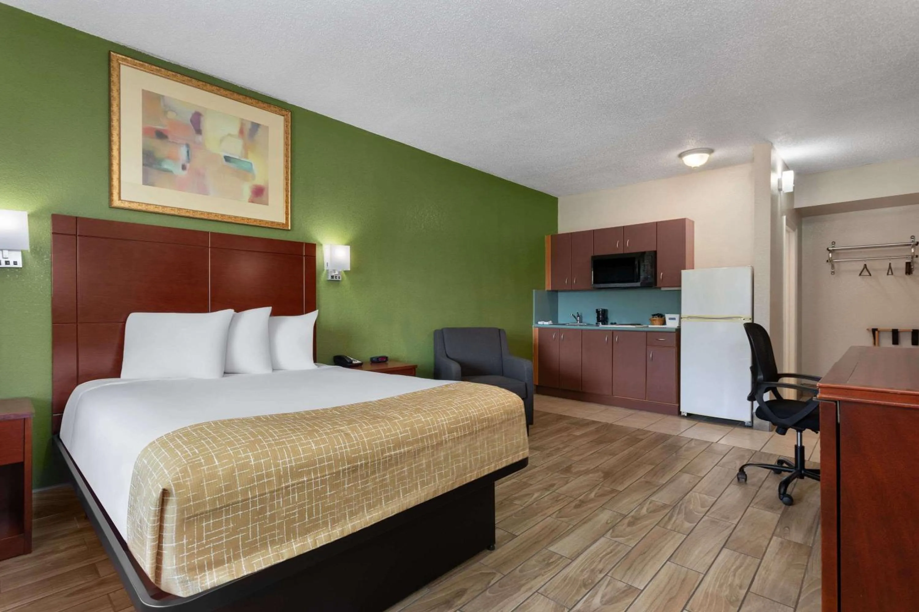 Queen Room - Non-Smoking in Travelodge Suites by Wyndham Lake Okeechobee