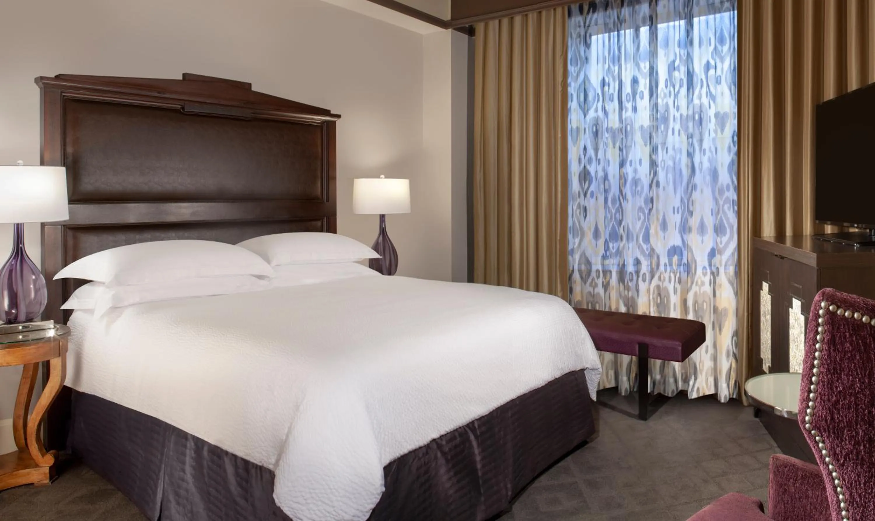 Signature King Room in The Ashton Hotel