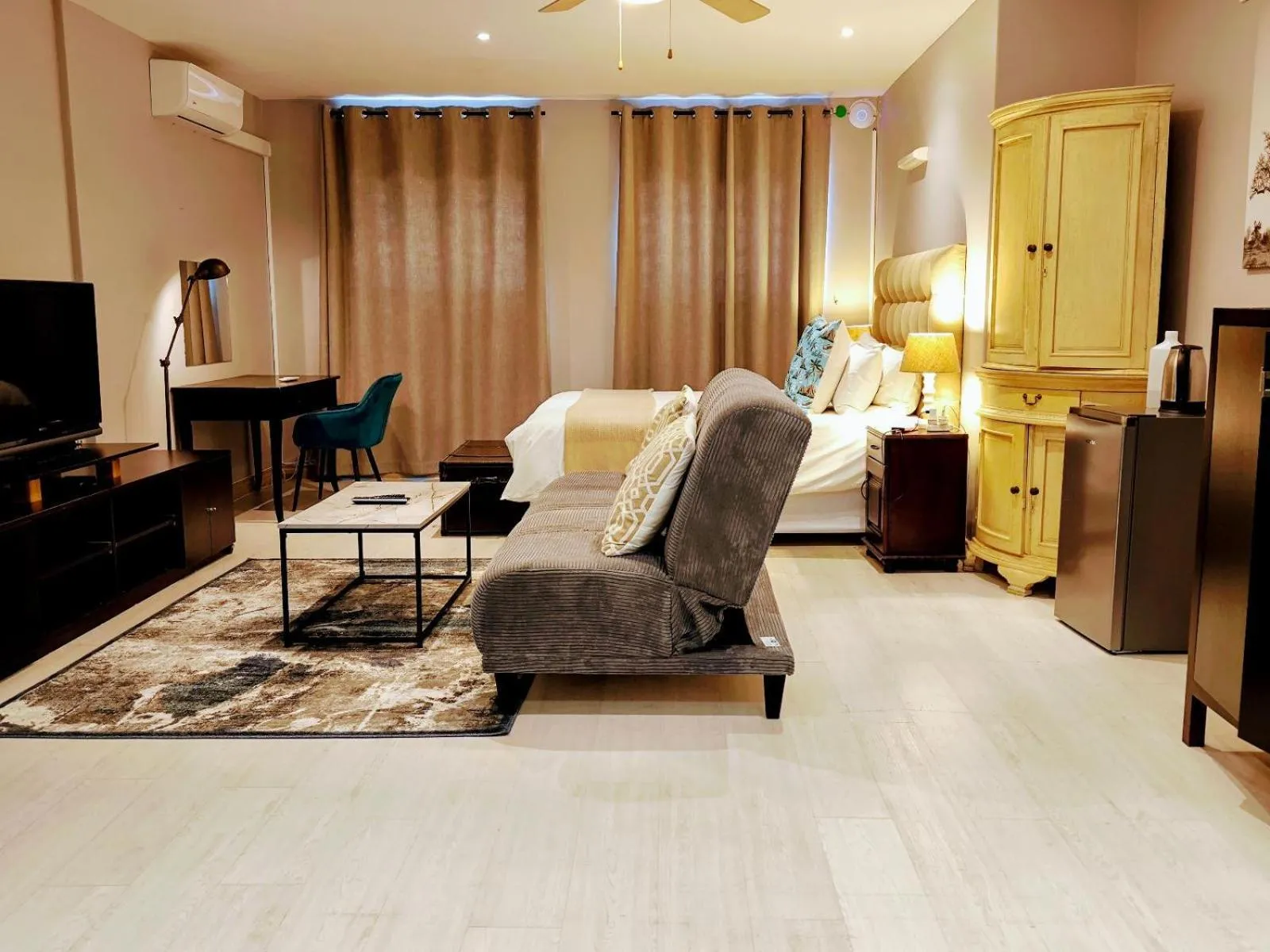 Deluxe Family Room in Magellans Hotel