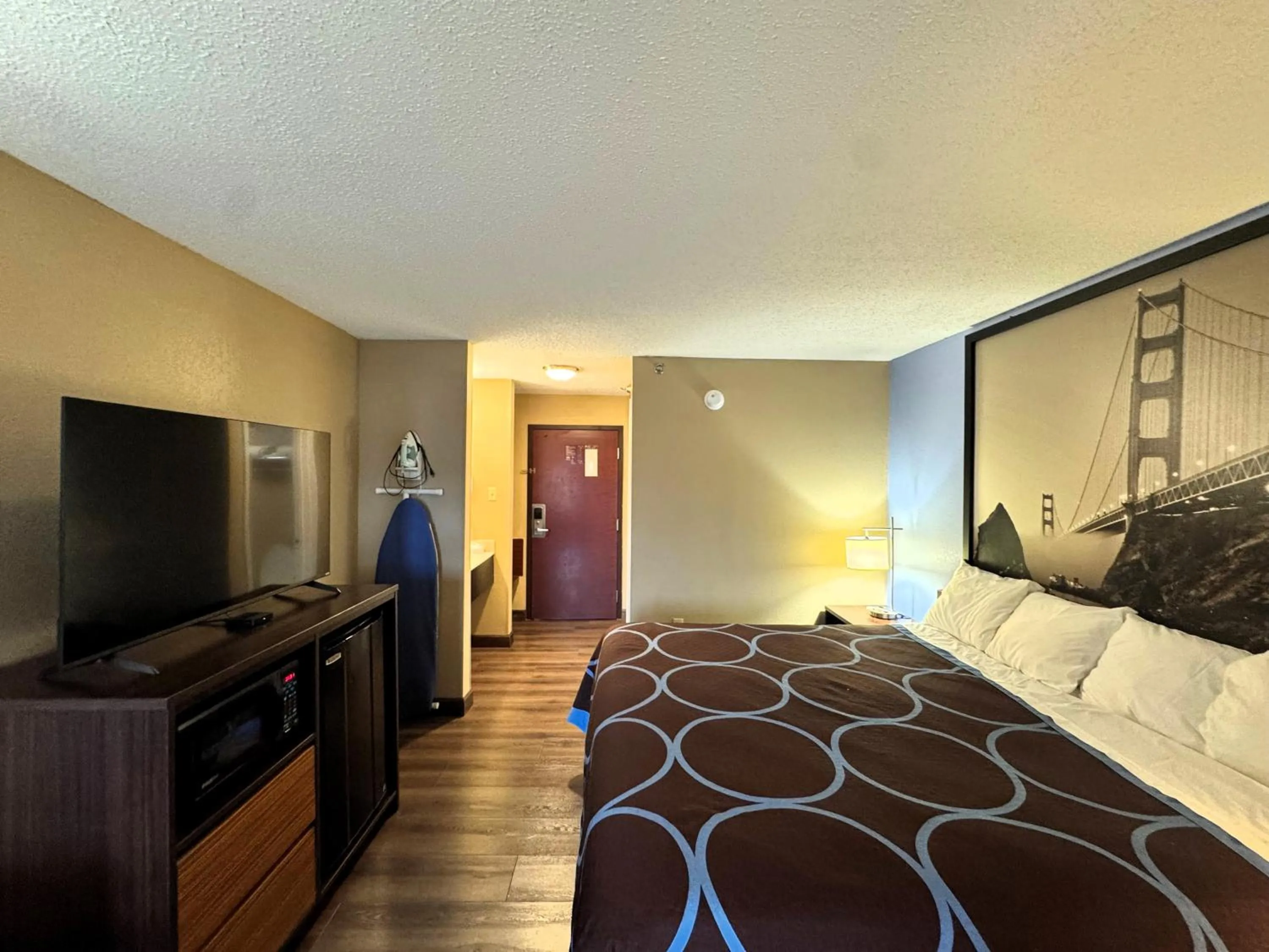 King Room - Non-Smoking in Super 8 by Wyndham Booneville