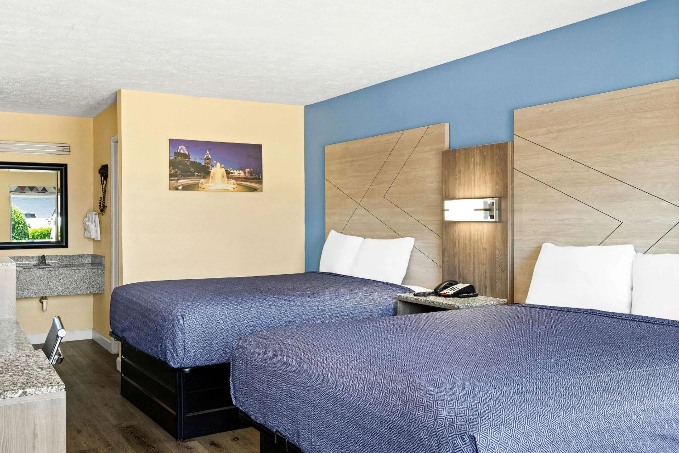 Standard Queen Room with Two Queen Beds in Rodeway Inn Oxford