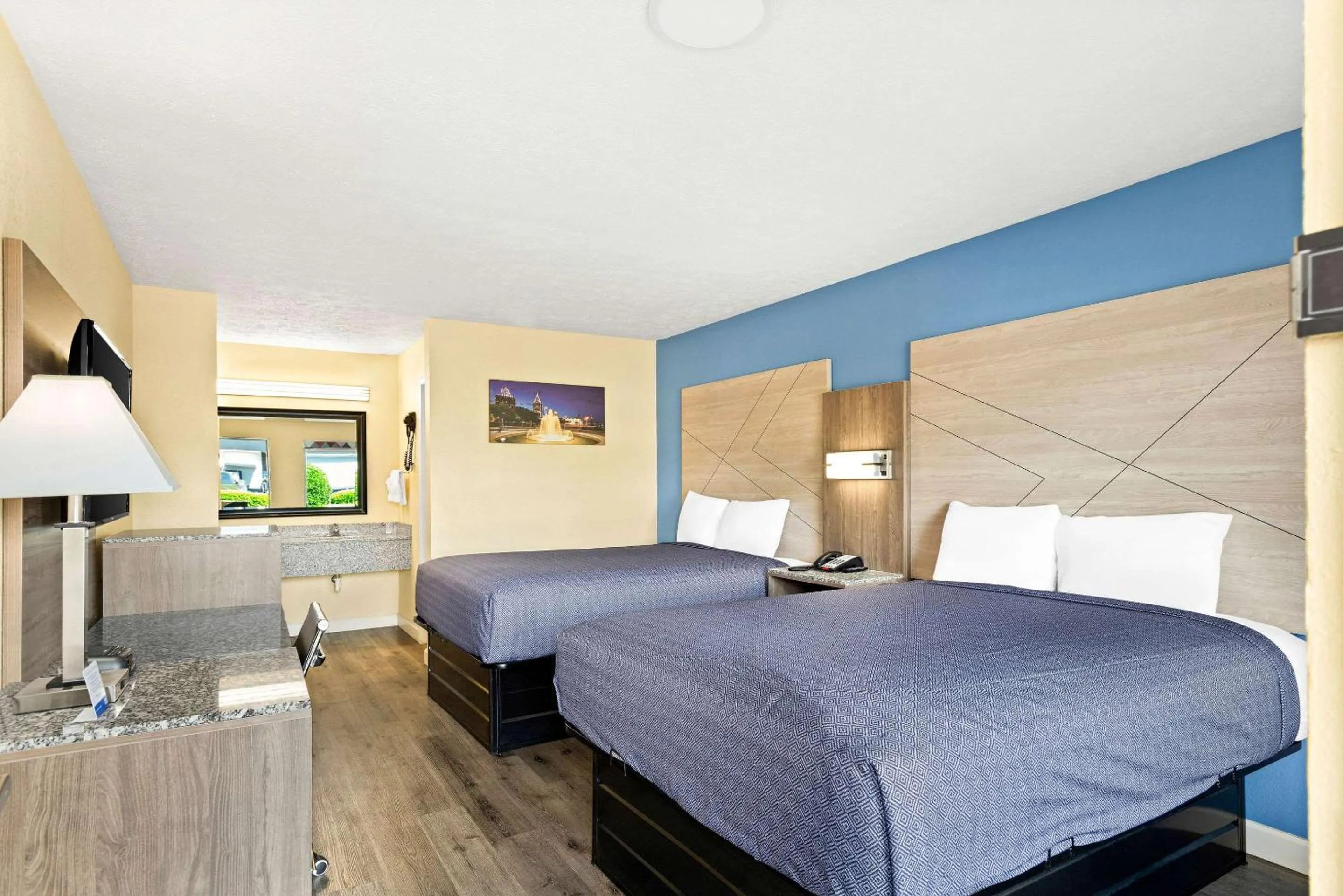 Standard Queen Room with Two Queen Beds in Rodeway Inn Oxford