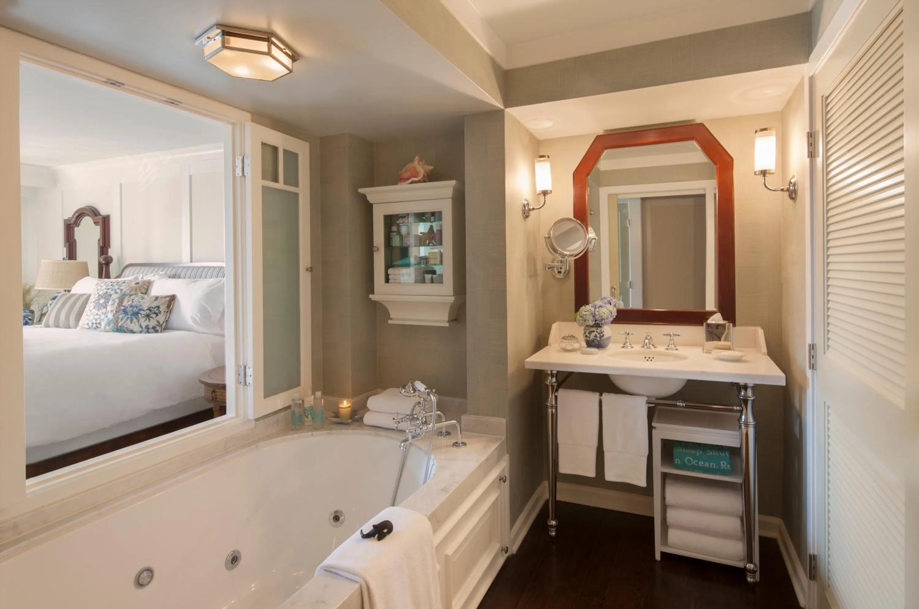 Deluxe King Room in Shutters On The Beach