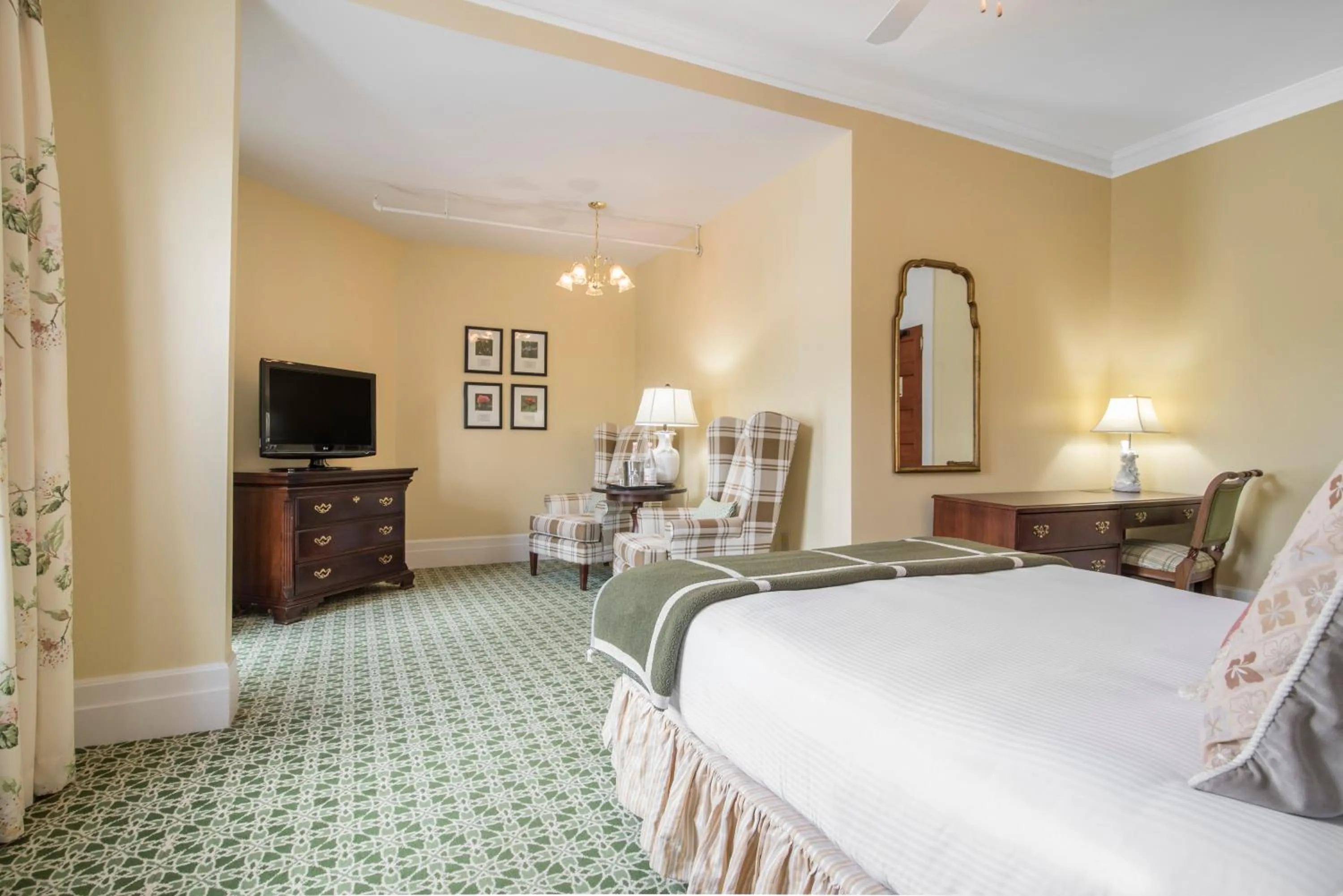 Deluxe Room 1 King Bed - Mountain View in Omni Mount Washington Resort & Spa