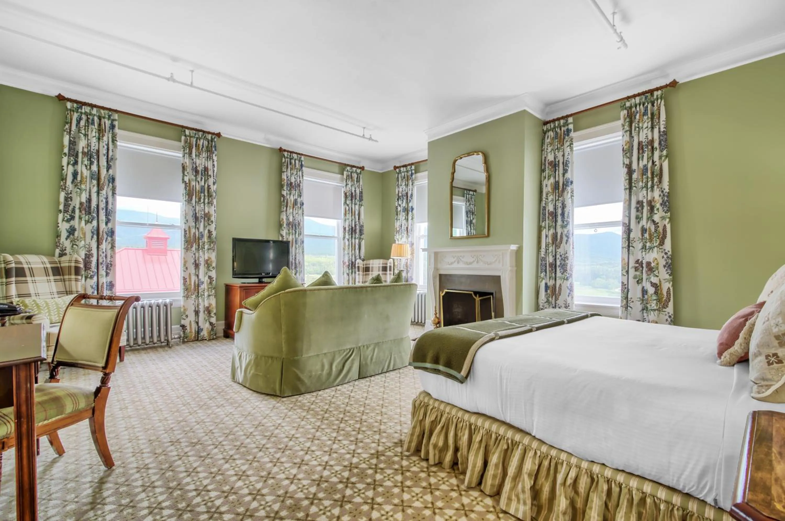 Corner Vista Room - 1 King Bed in Omni Mount Washington Resort & Spa