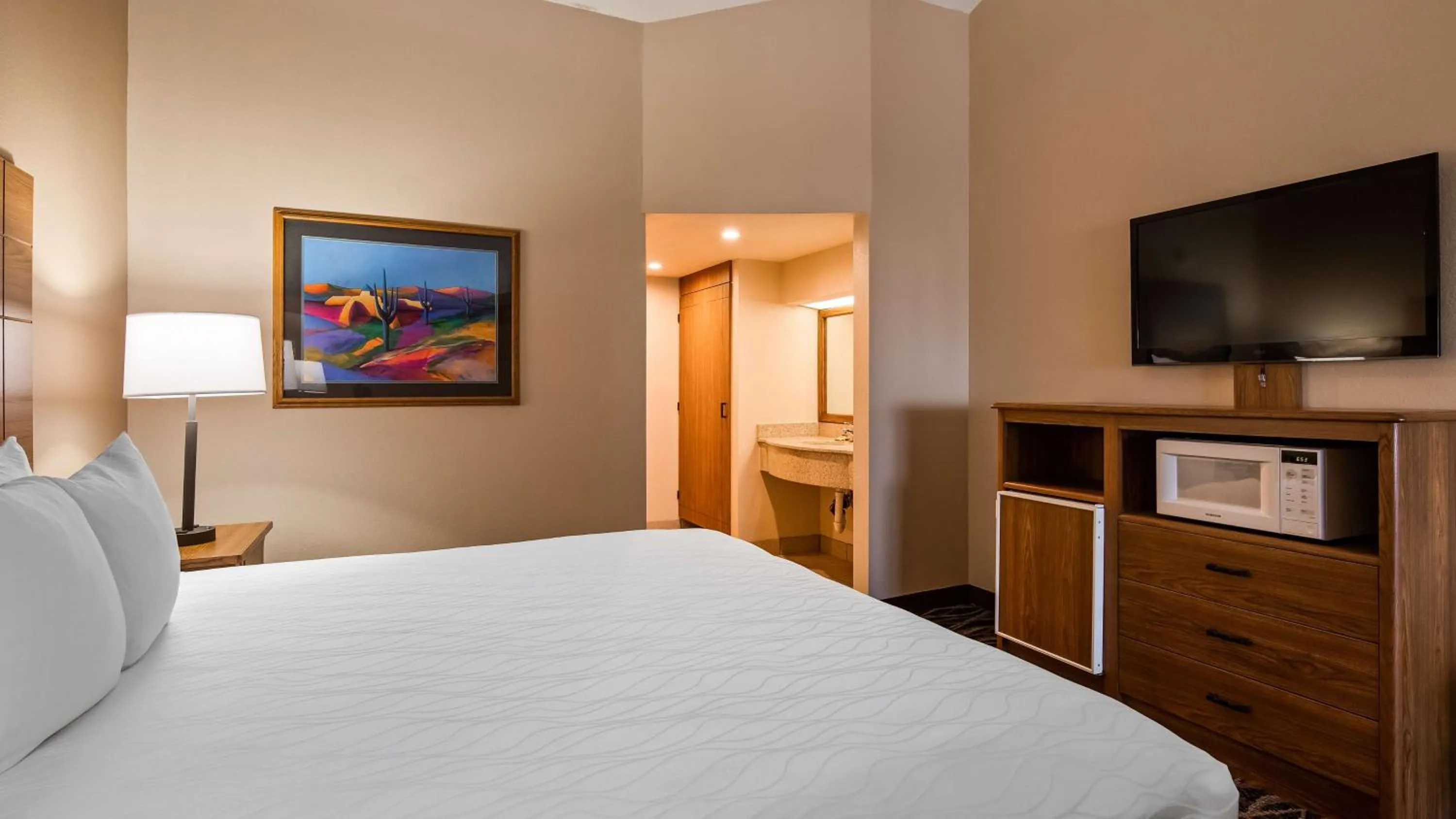 King Suite with Sofa Bed and Pool View - Non-Smoking in Best Western Plus Saddleback Inn and Conference Center