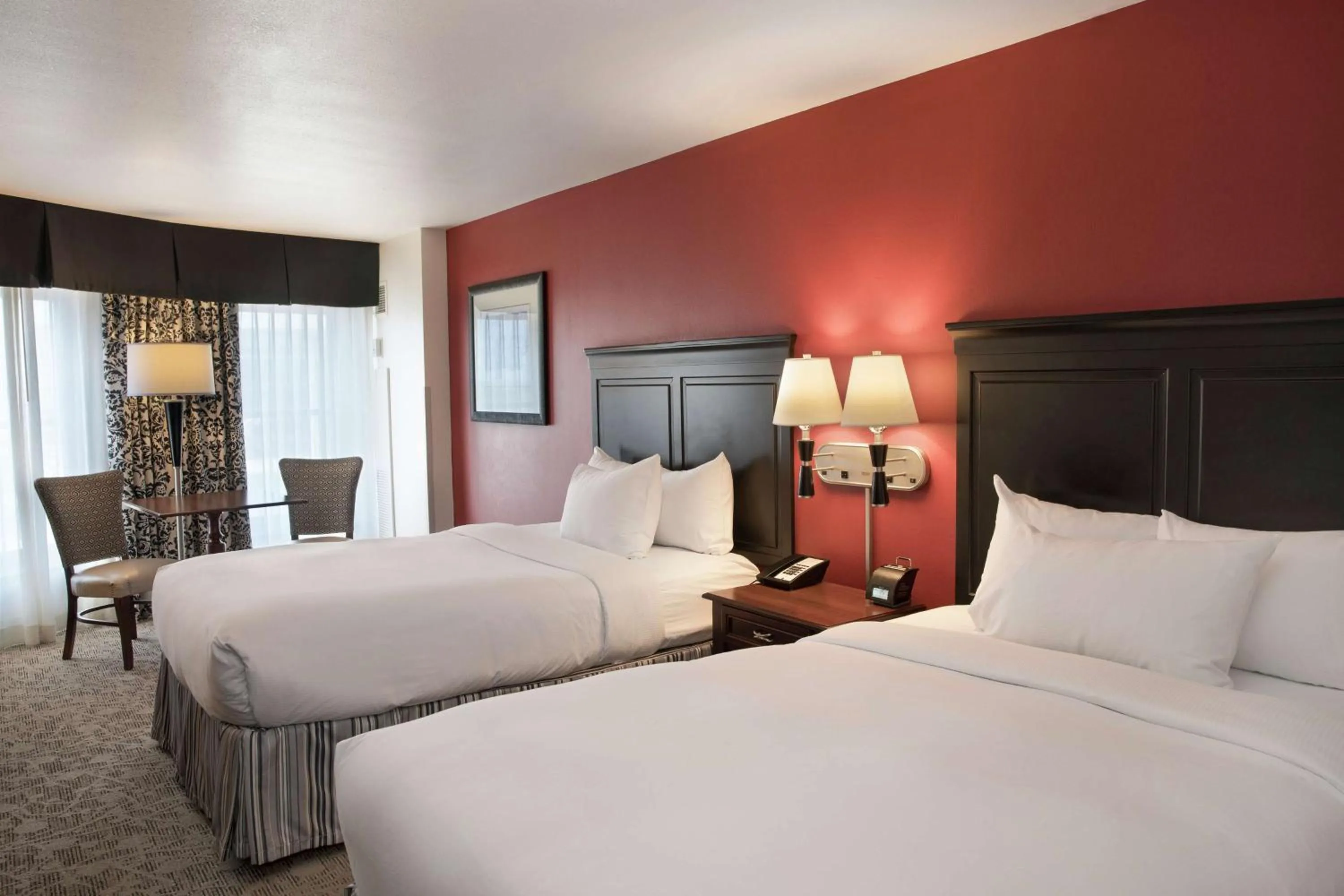 Double Room with Two Double Beds and Bath Tub - Hearing/Mobility Access in President Abraham Lincoln - A Doubletree by Hilton Hotel