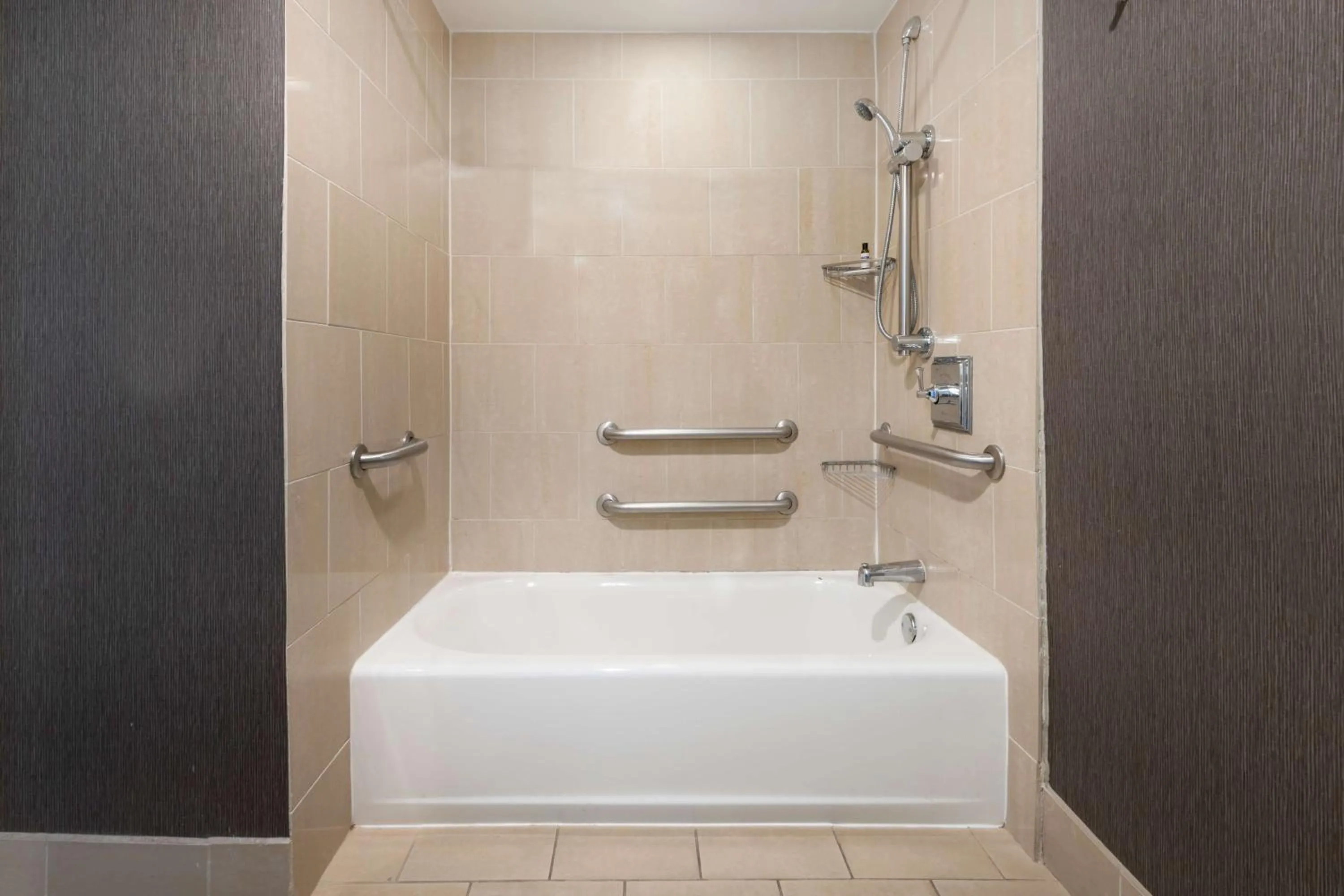 King Room with Accessible Tub - Disability Access in Hyatt Regency Long Island