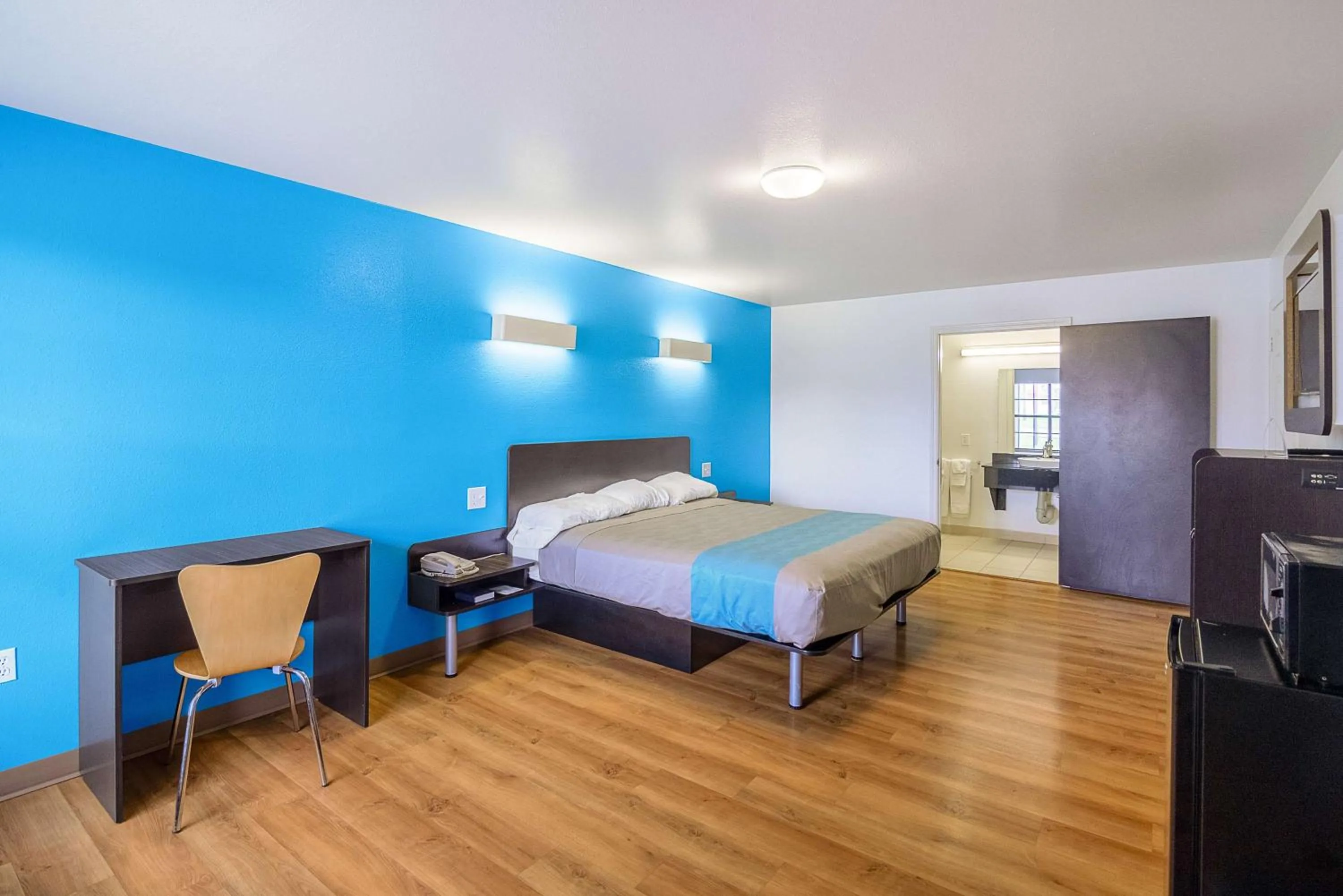 King Room - Disability Access - Non-Smoking in Motel 6-Canton, TX