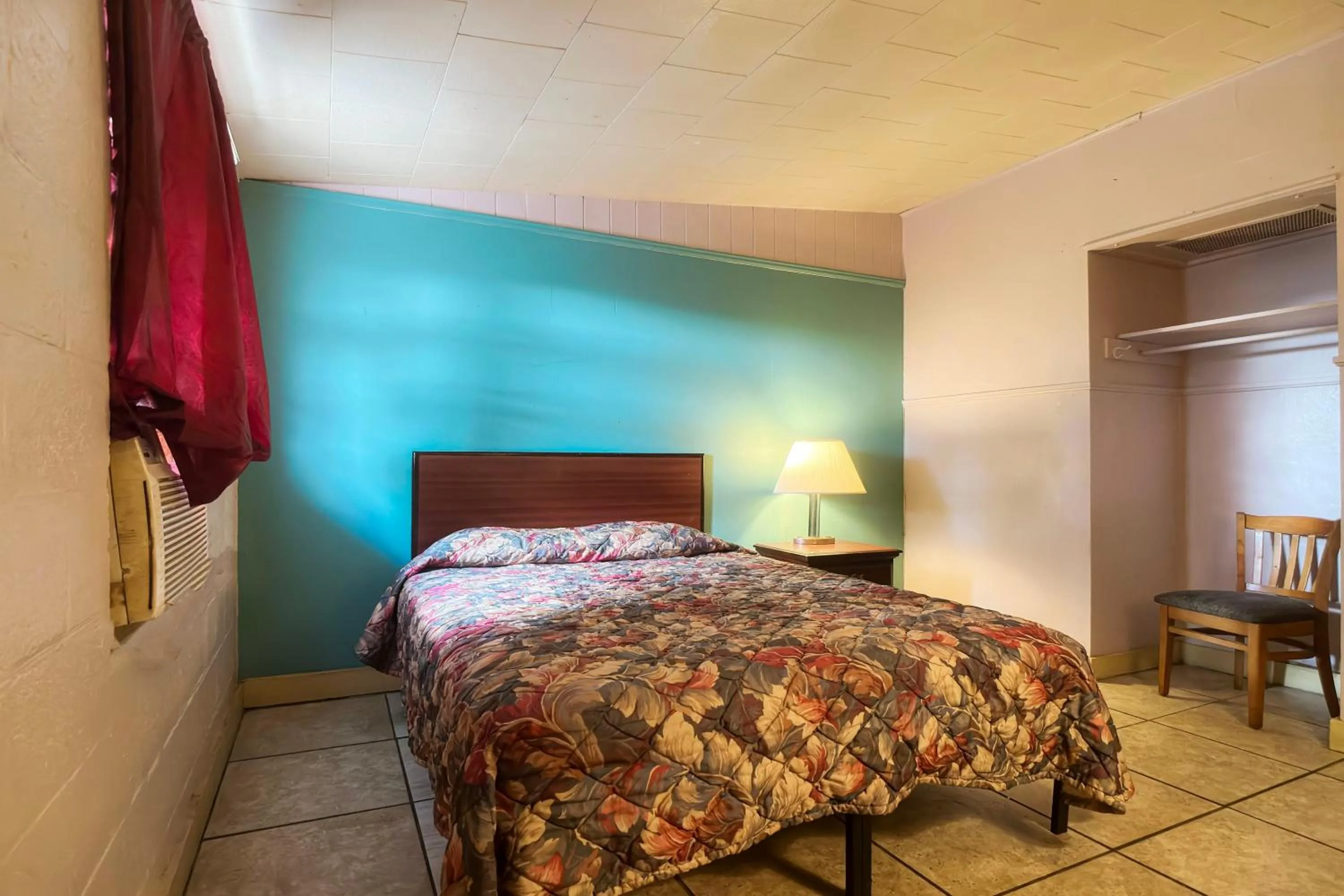 King Bed Smoking in Bama Motel Mobile I-65 & US-90