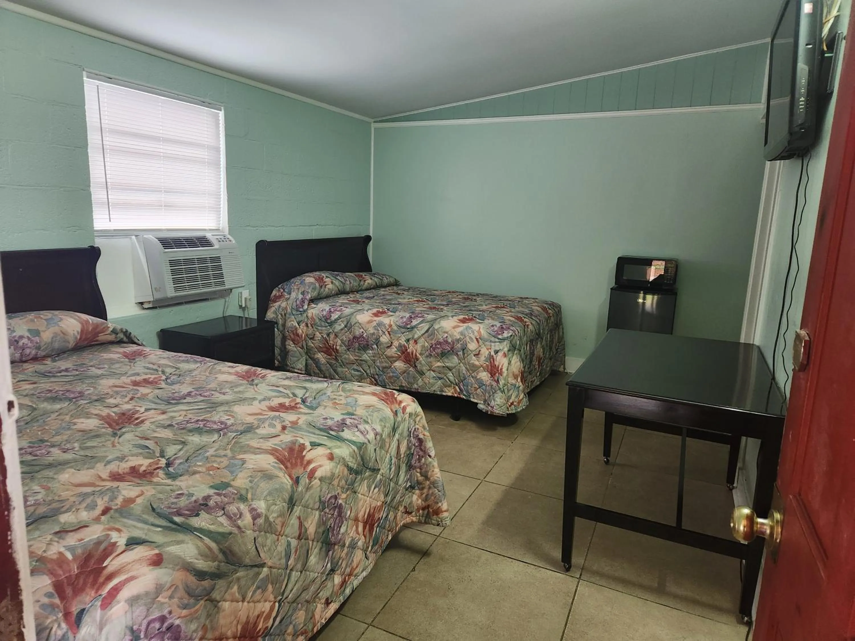 1 Queen Bed & 2 Full Bed Smoking in Bama Motel Mobile I-65 & US-90