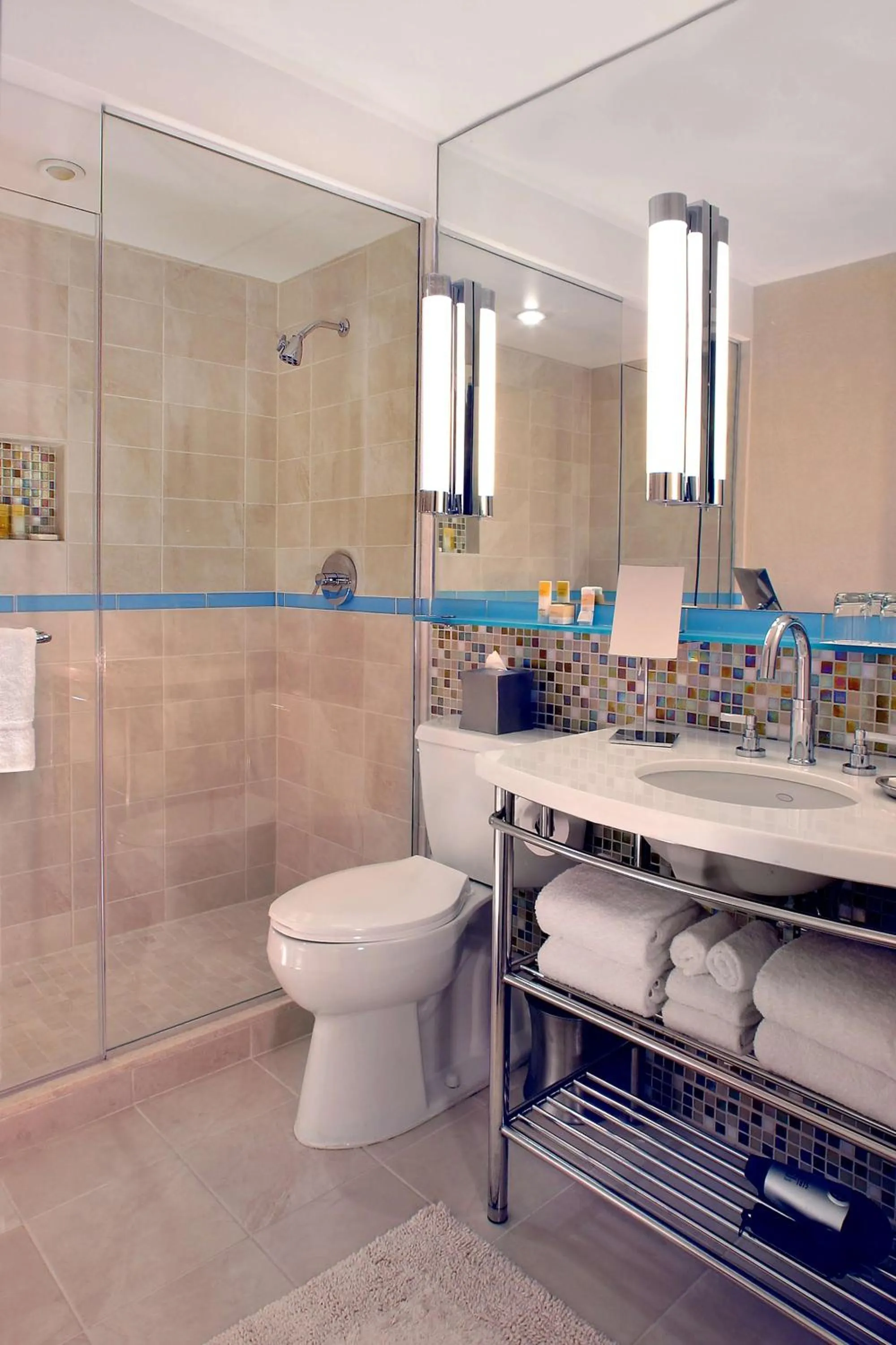 Queen Room with Harbor View - High Floor in Hyatt Regency Baltimore