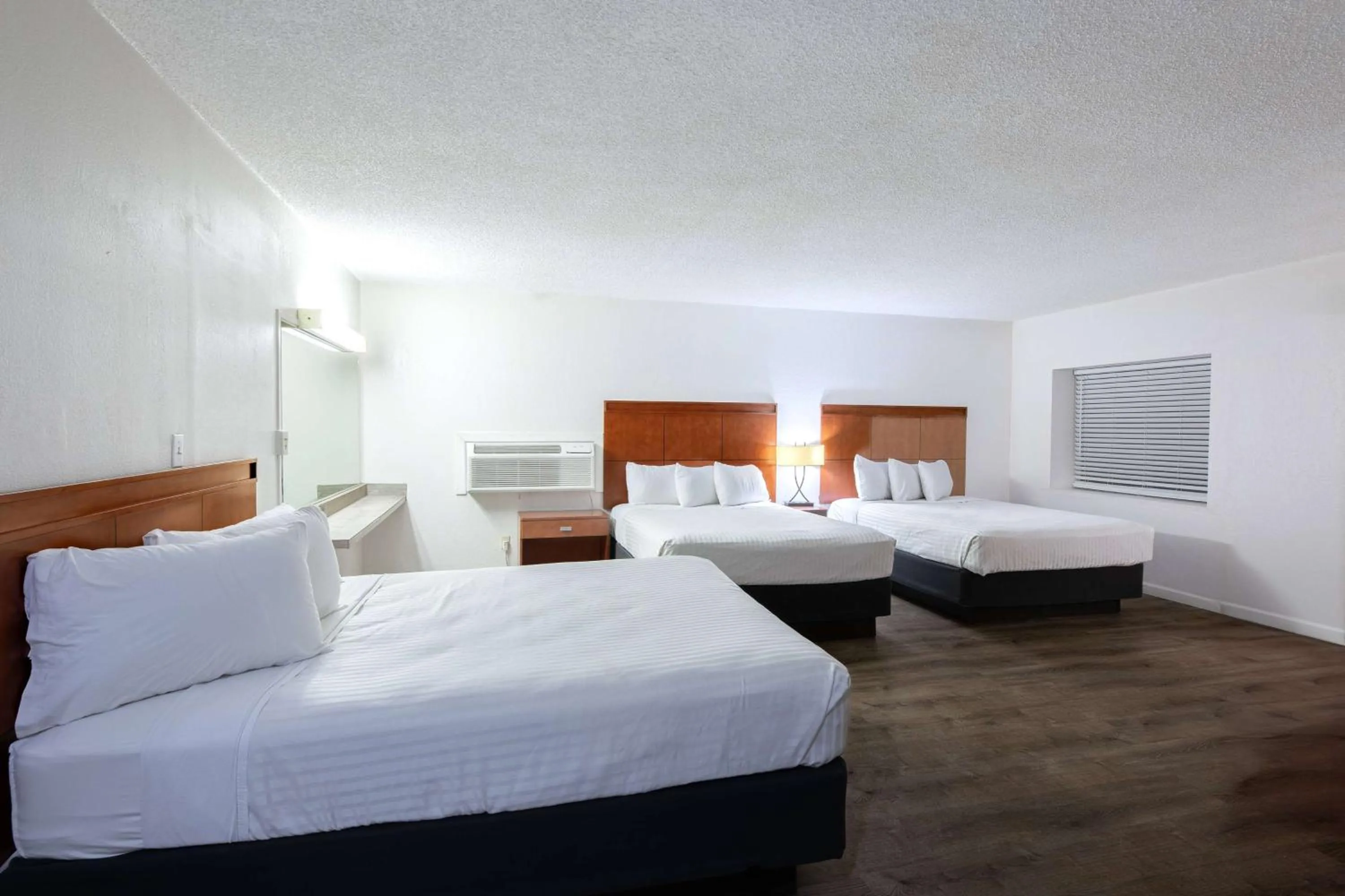 One-Bedroom Suite with One King Bed and Two Queen Beds, Non-Smoking in Travelodge by Wyndham Parker