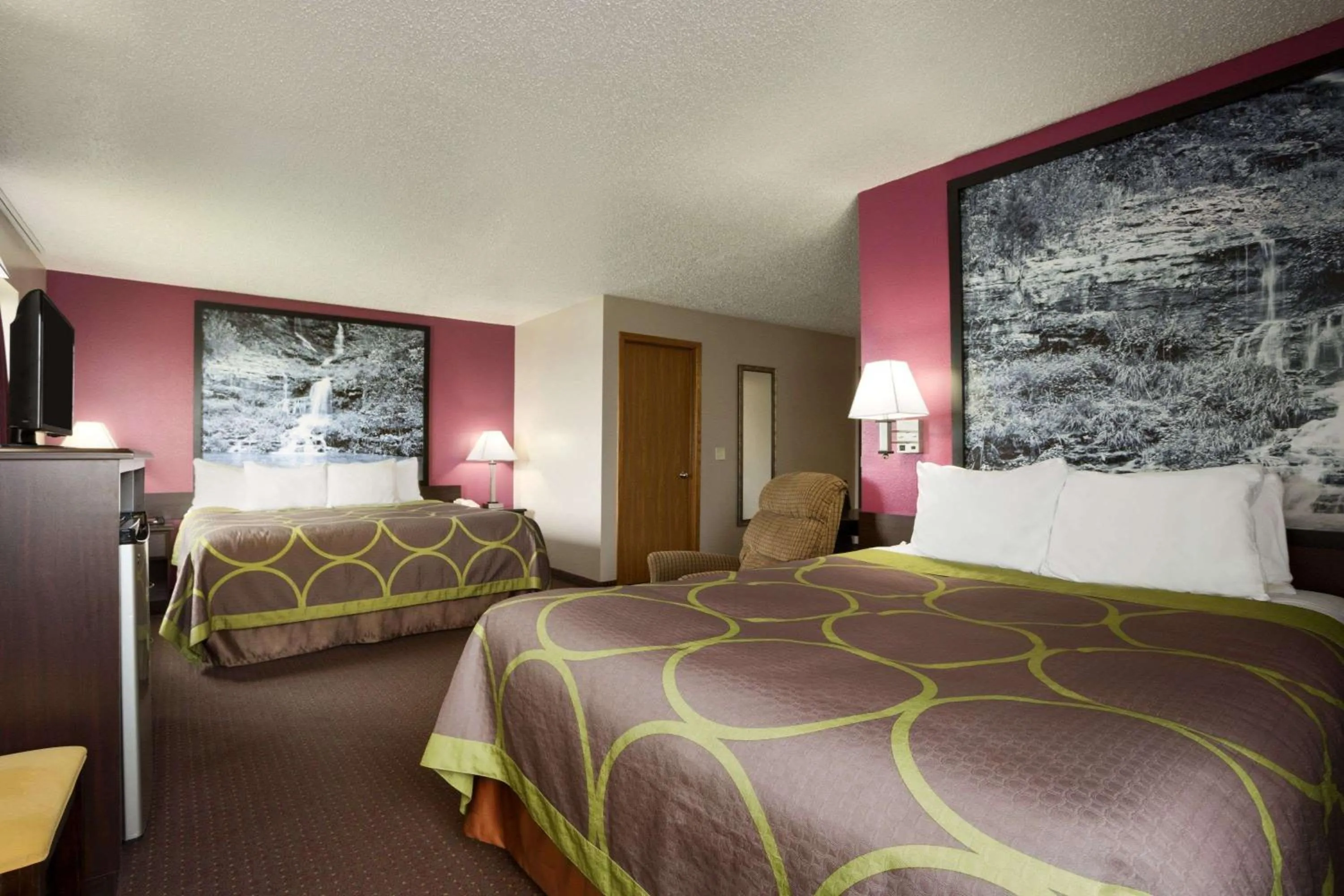 Queen Room with Two Queen Beds - Non-Smoking in Super 8 by Wyndham Cameron