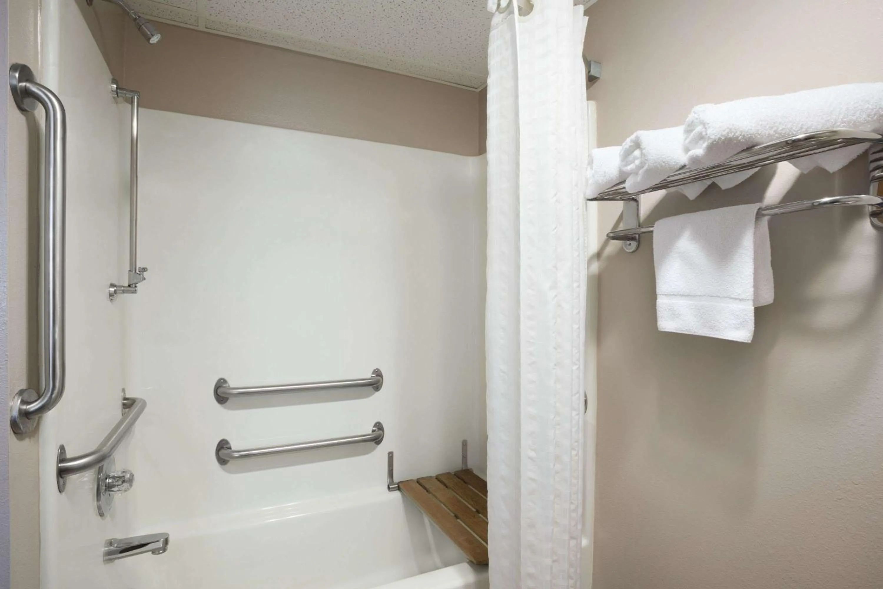 King Room - Disability Access/Non-Smoking in Super 8 by Wyndham Cameron