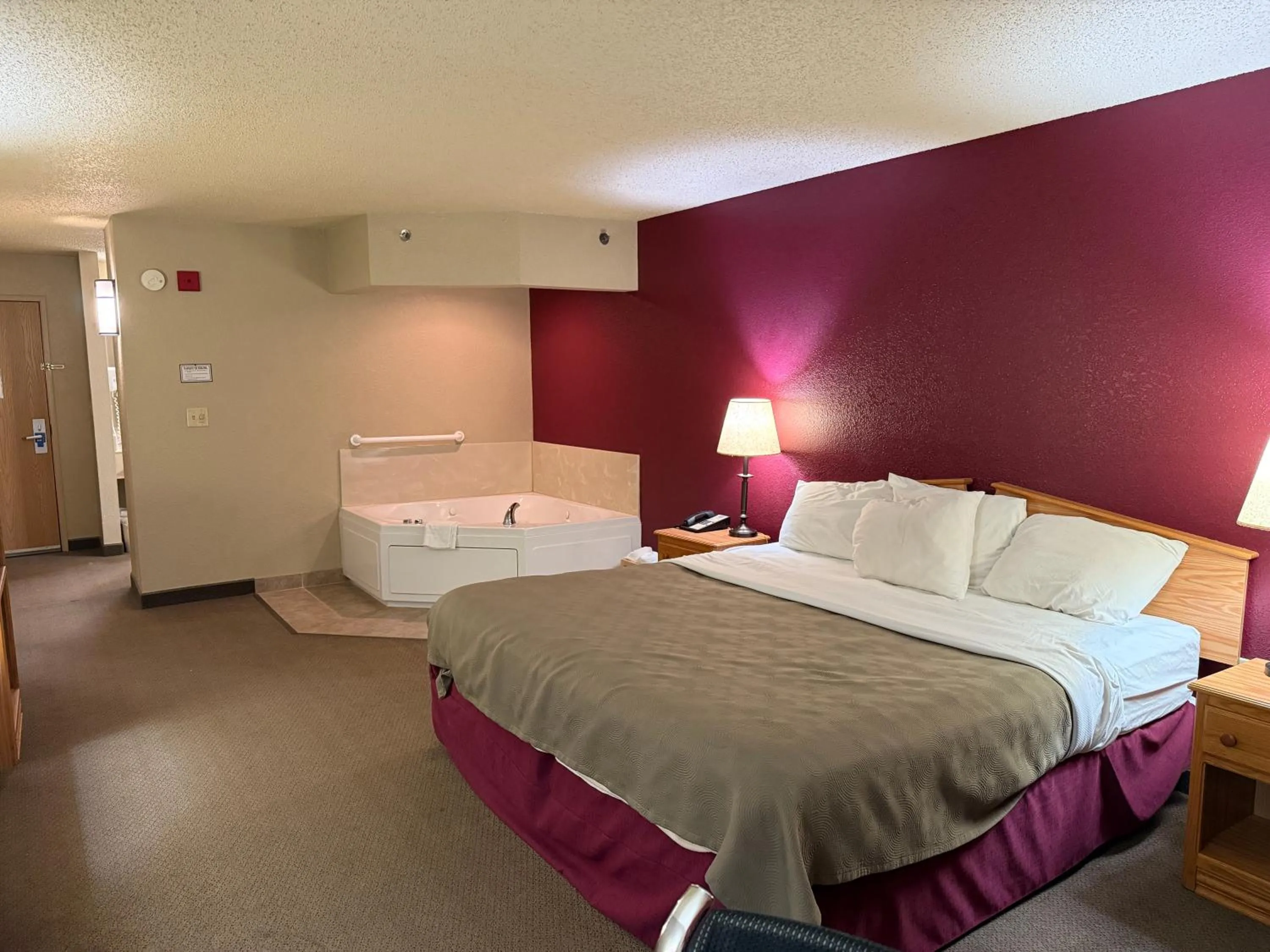King Suite with Whirlpool - Non Smoking/Upper floor/Interior Hall in Rodeway Inn Hesston