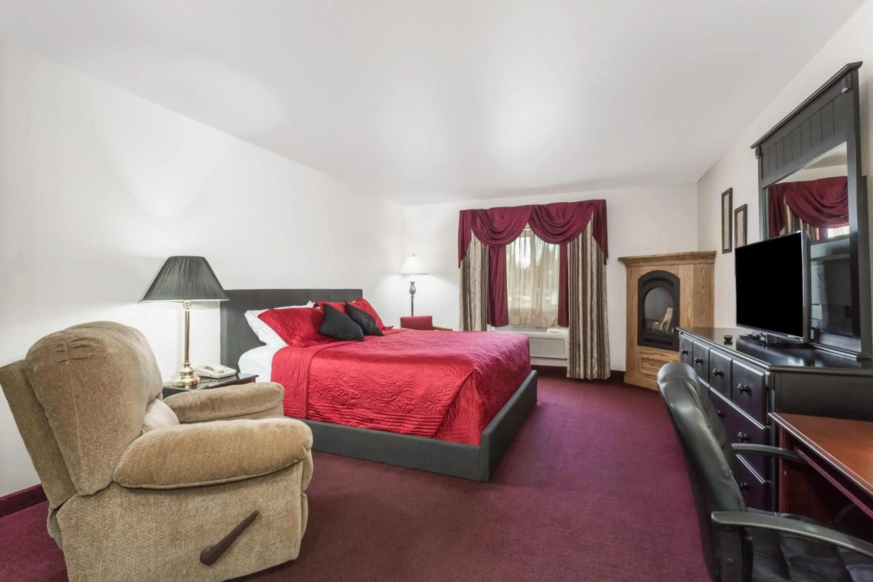 King Studio Suite - Non-Smoking in Super 8 by Wyndham Rexburg