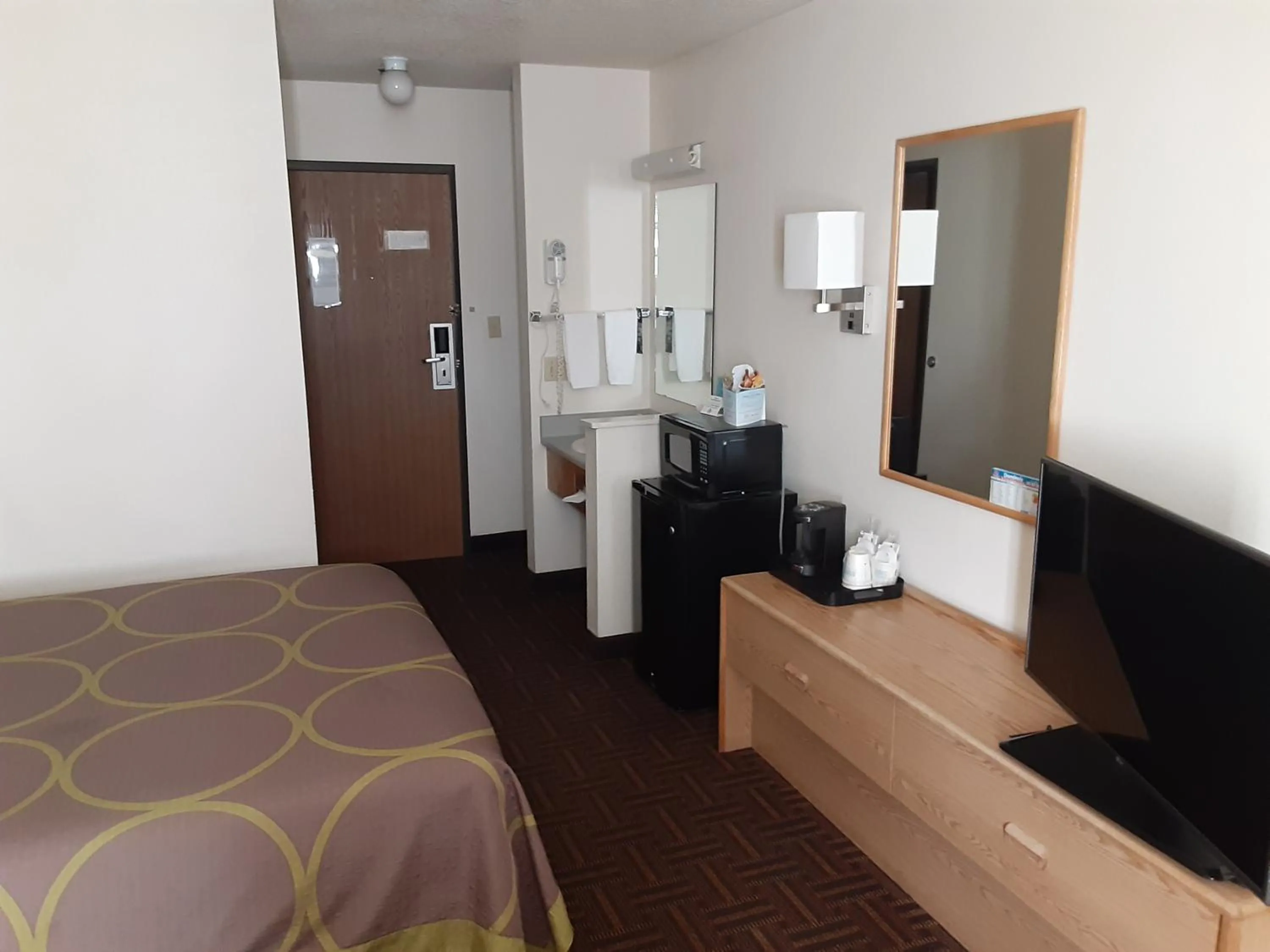 Queen Room - Non-Smoking in Super 8 by Wyndham Bloomfield