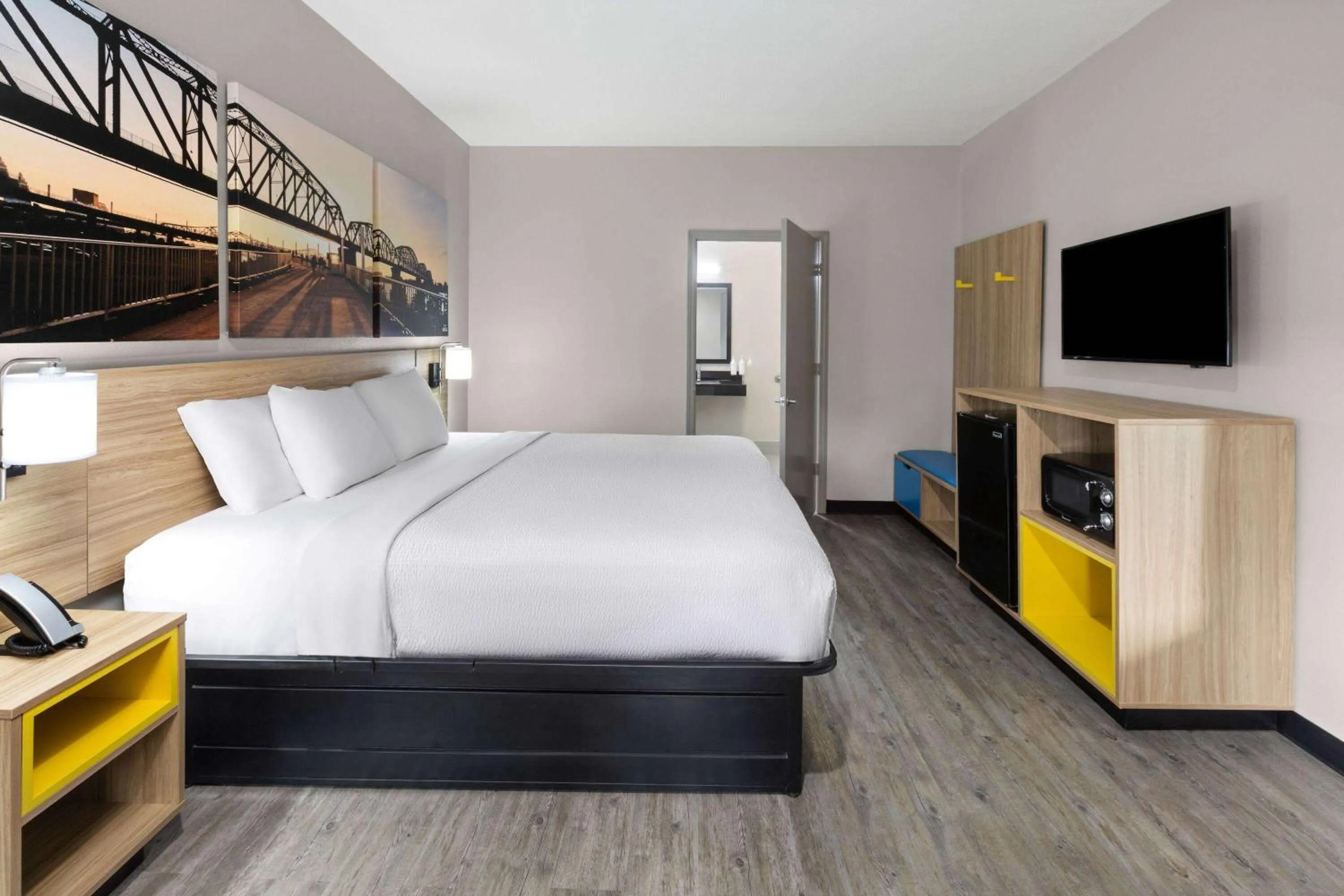 King Room with Roll-In Shower - Mobility Access/Non-Smoking in Days Inn by Wyndham North Little Rock Maumelle