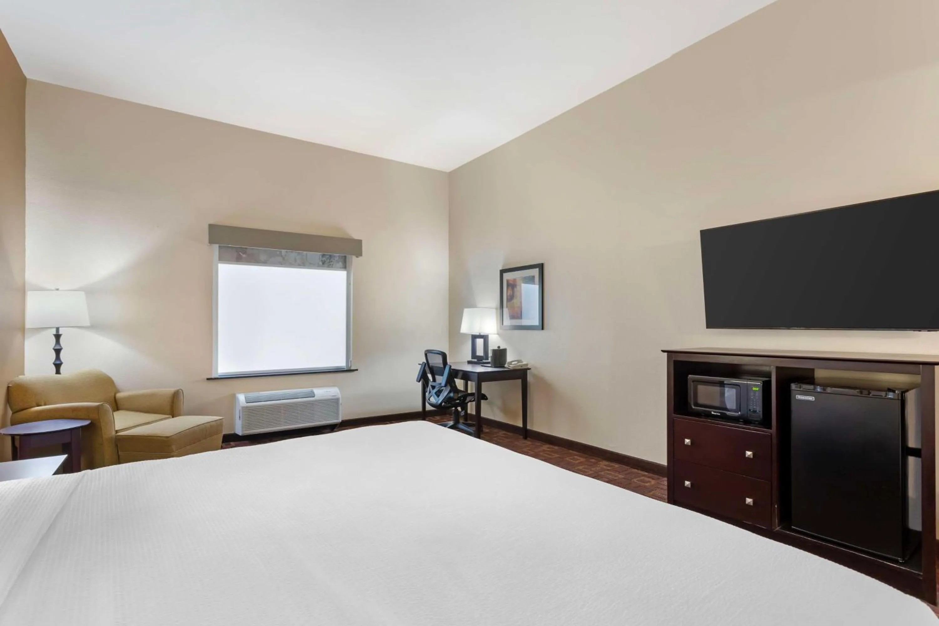 King Room with Walk In Shower - Disability Access - Non Smoking in Best Western Plus Goliad Inn & Suites