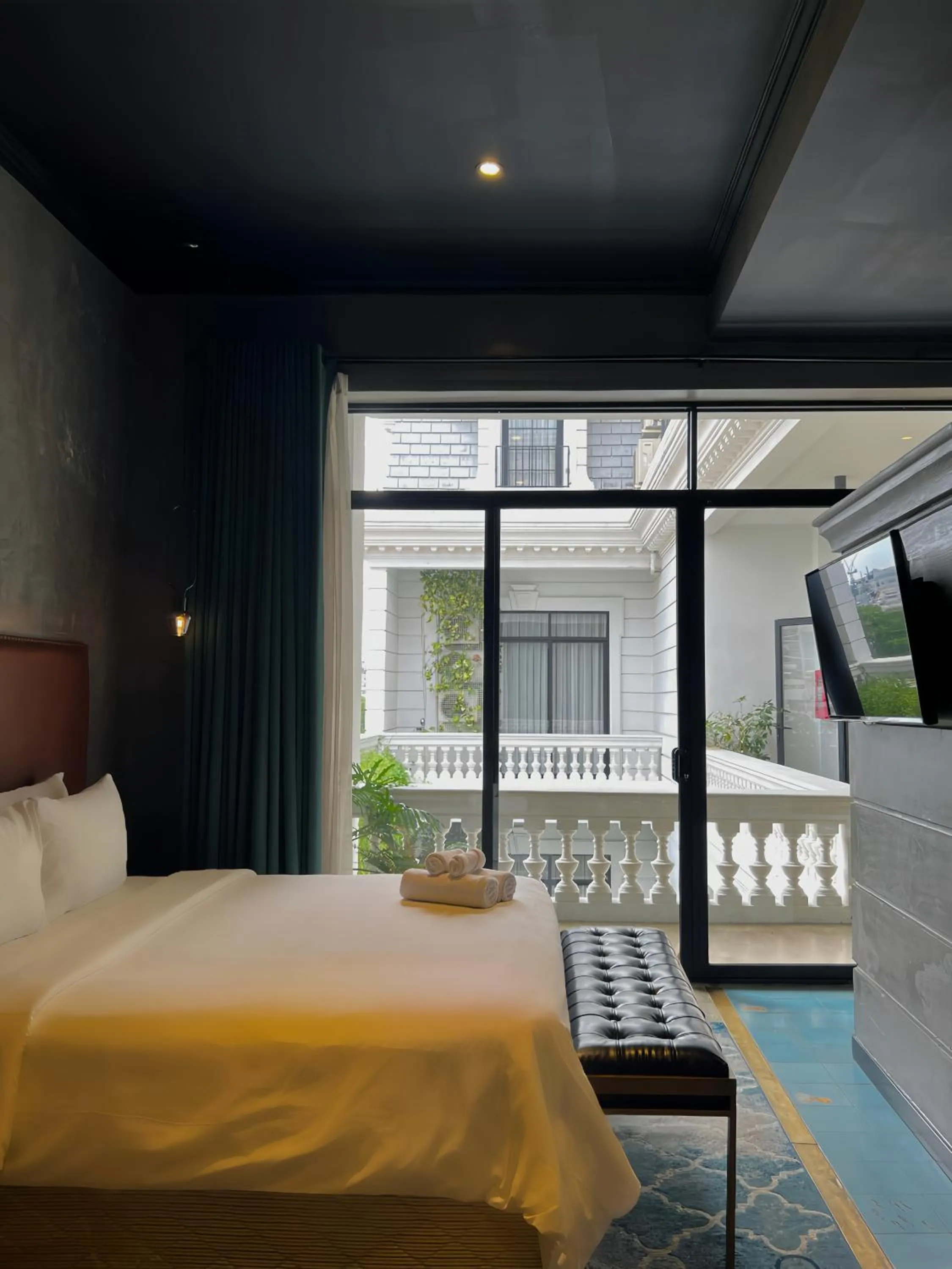 Deluxe Double Room with Balcony in HOTEL le JARDIN SECRET saigon
