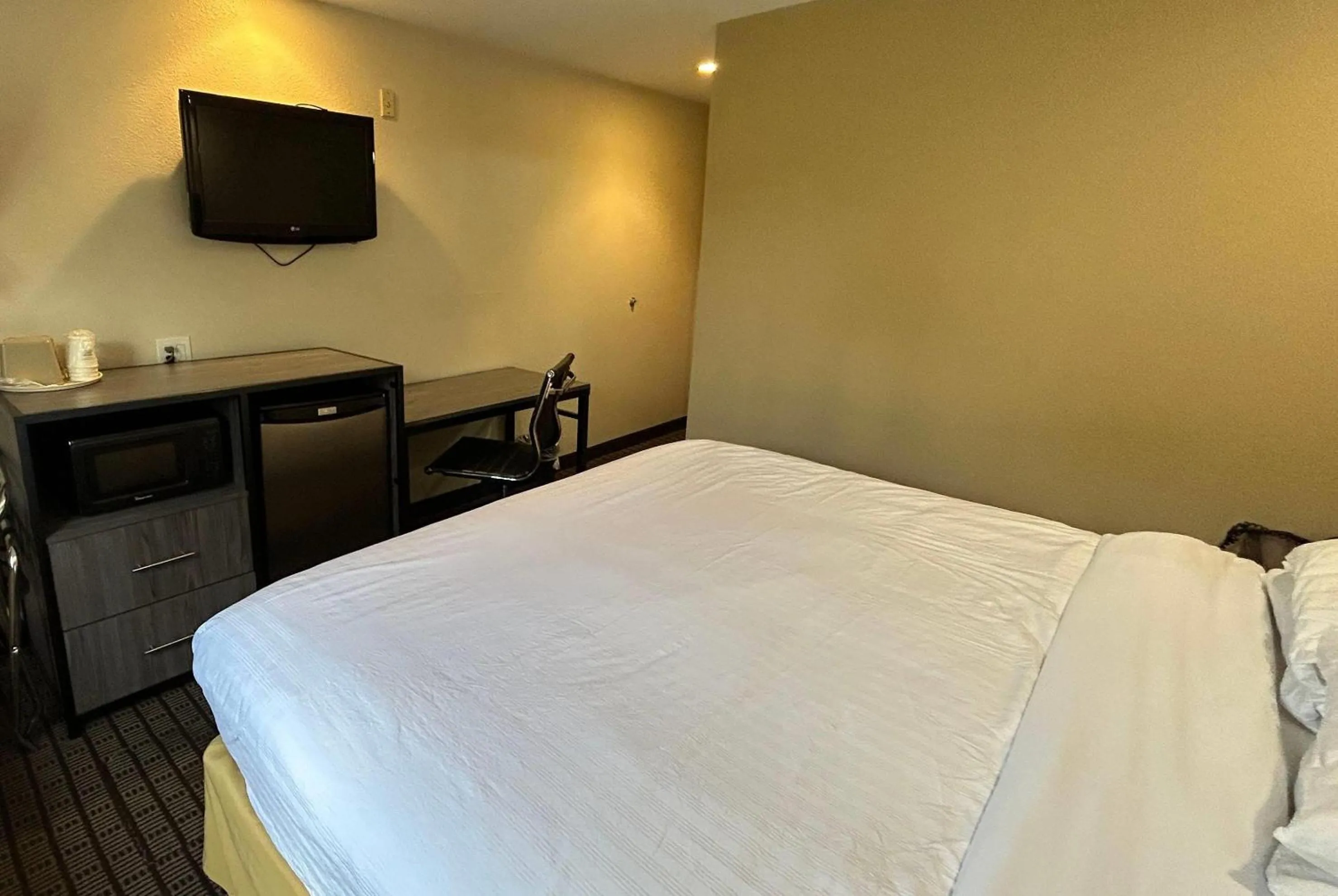 Queen Room in Travelodge by Wyndham Arlington/Dallas Area