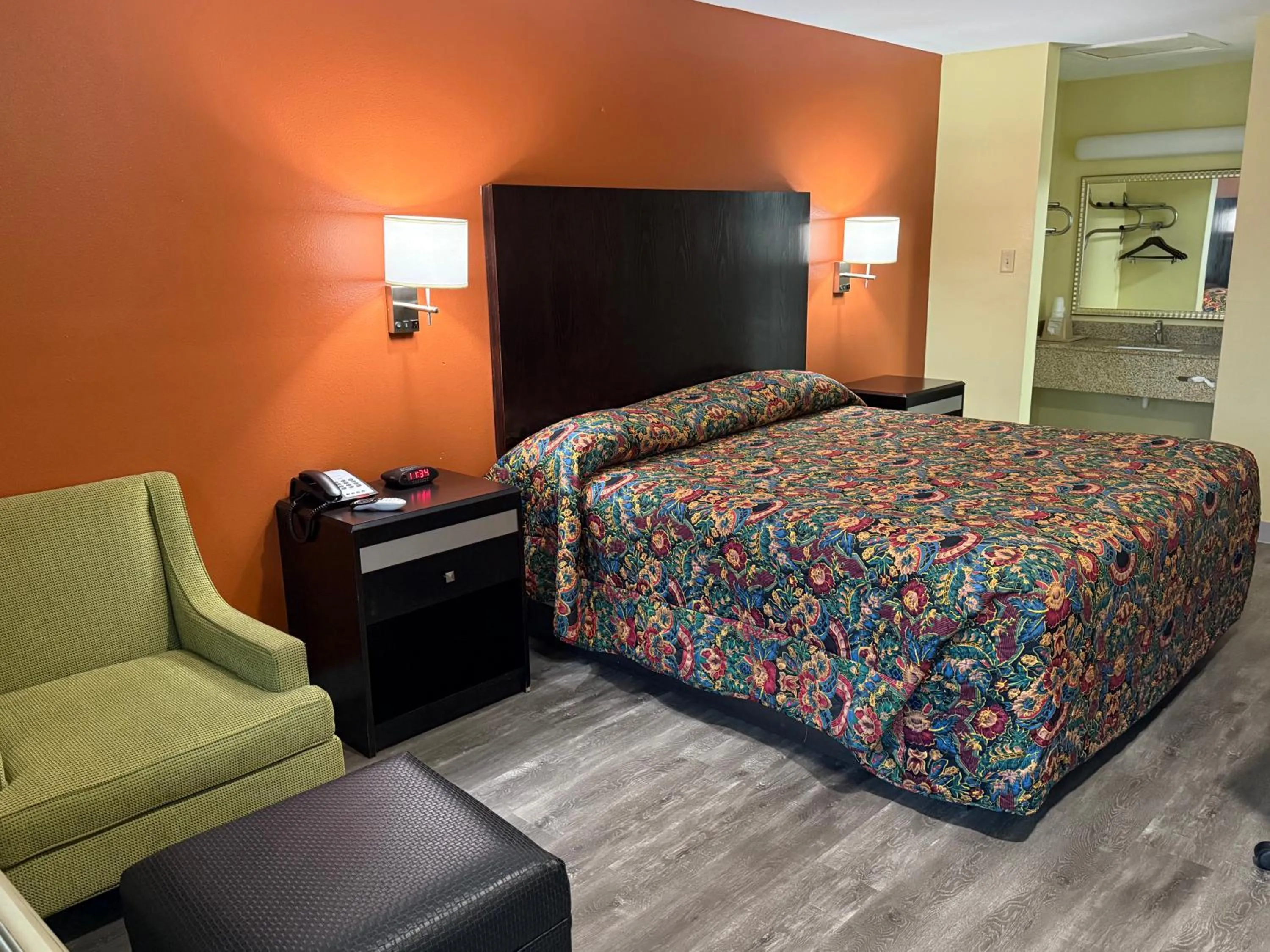 King Room - Non-Smoking in Liberty Inn - Collins