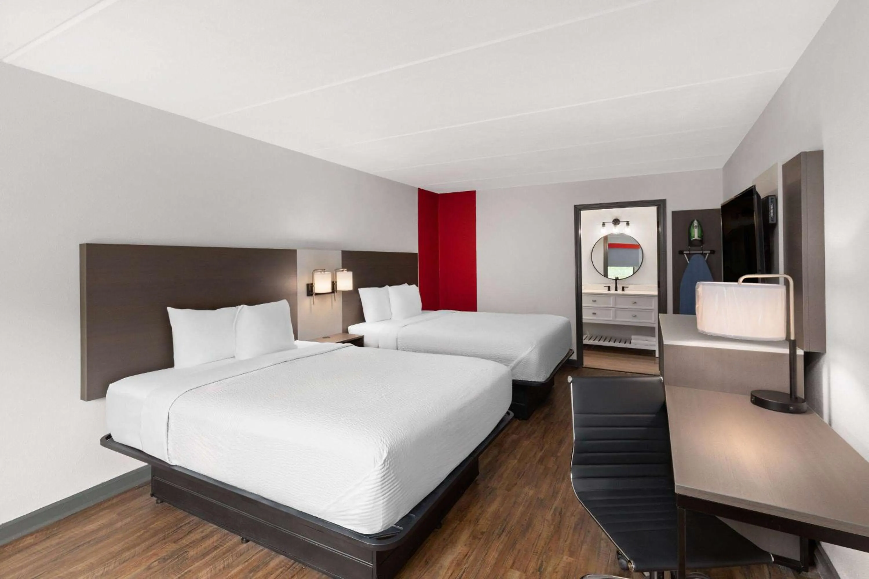 King Room with Tub and Grab Bars - Mobility/Hearing Accessible - Non-Smoking in Ramada by Wyndham Bainbridge