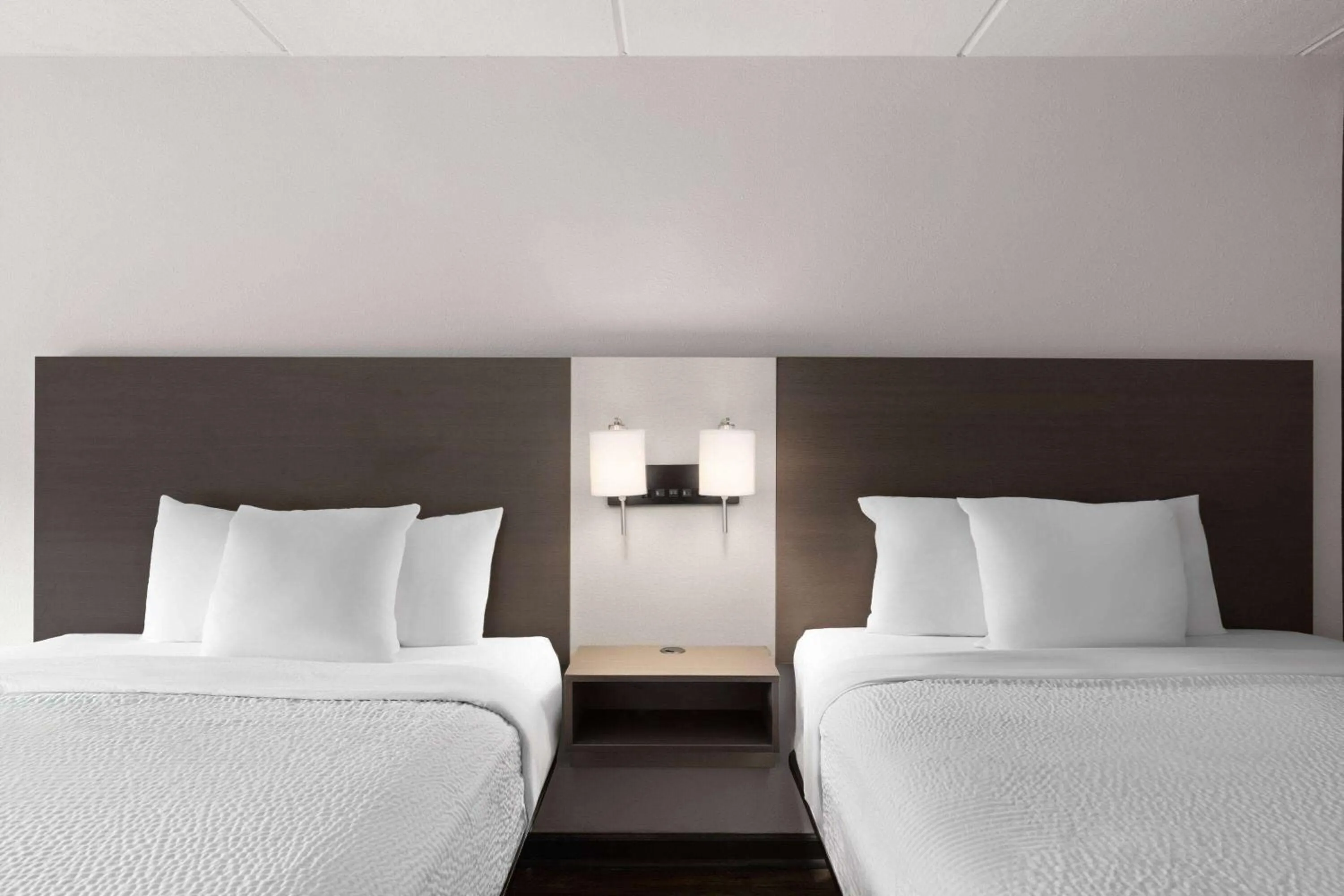 Queen Suite with Tub and Grab Bars - Mobility/Hearing Accessible - Non-Smoking in Ramada by Wyndham Bainbridge