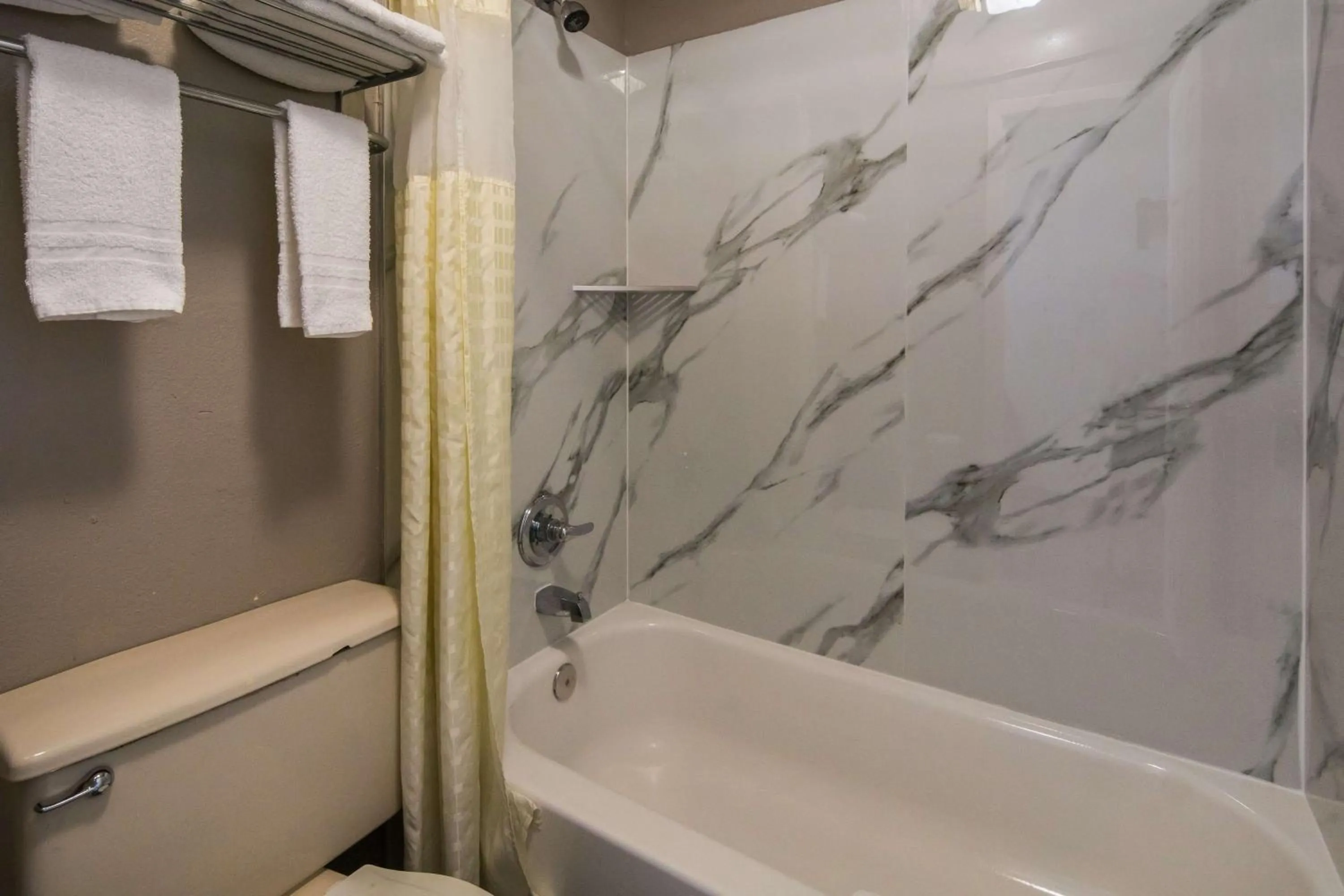 Deluxe Quadruple Room - Non-Smoking in Motel 6 Irving - Loop 12