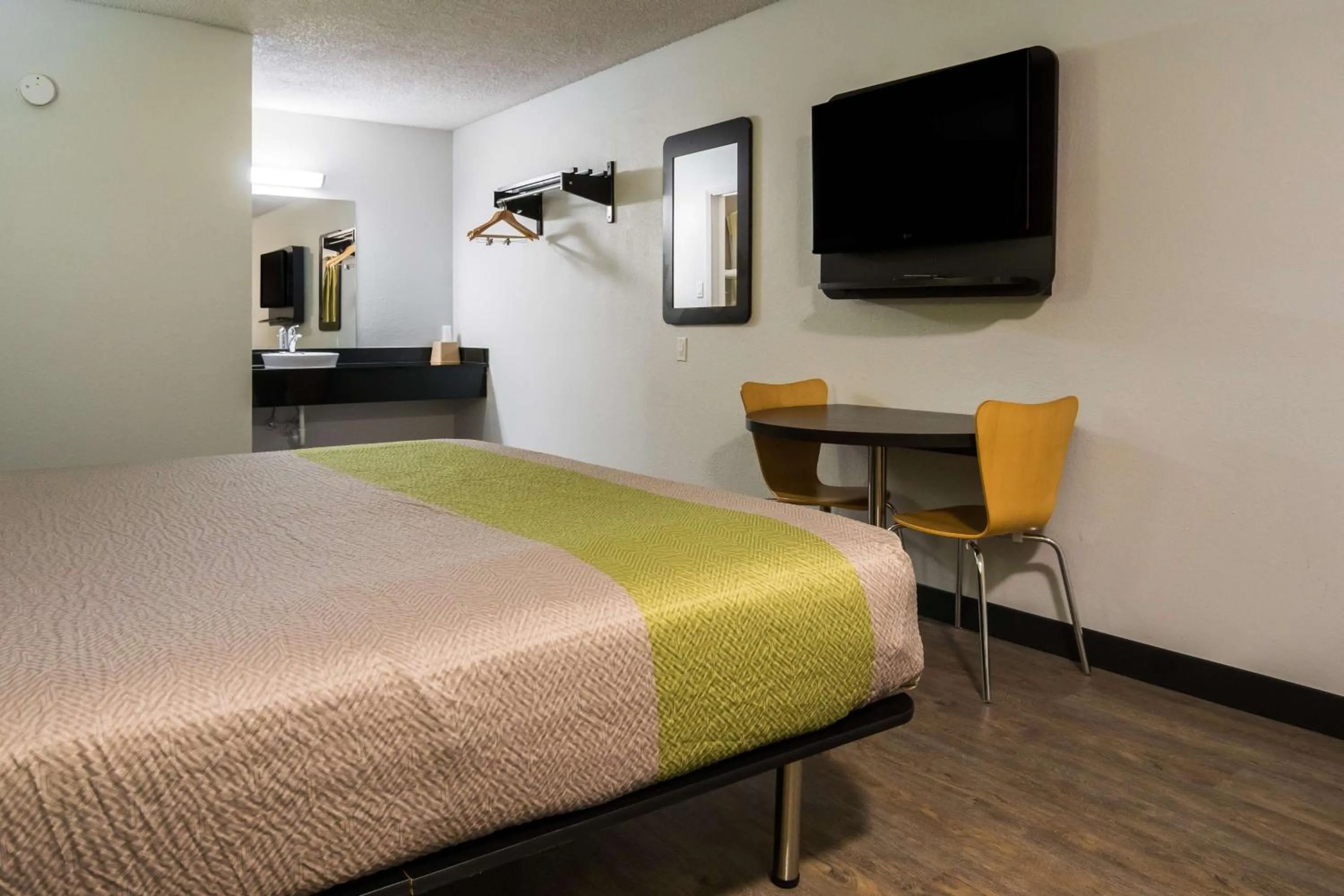 Deluxe King Room - Non-Smoking in Motel 6 Irving - Loop 12