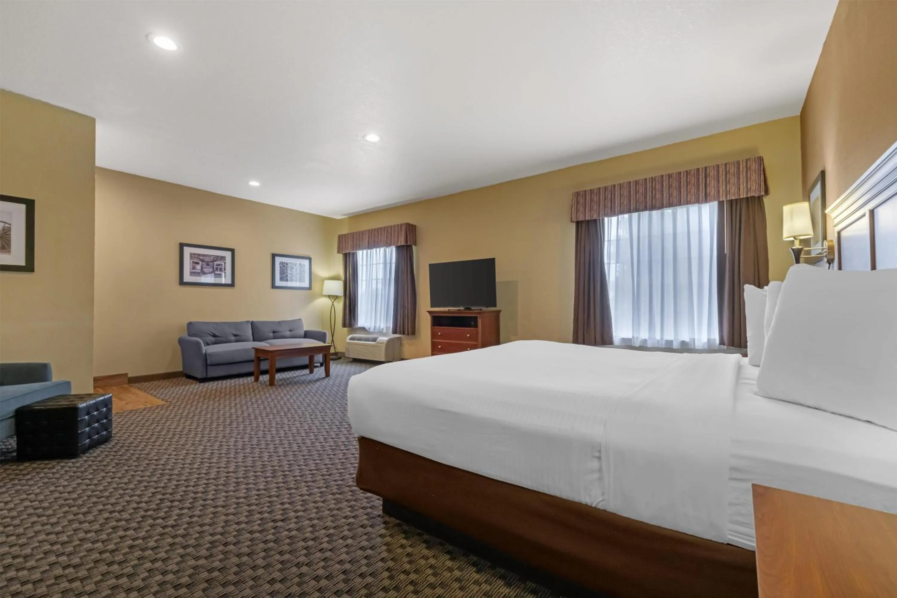 One-Bedroom King Suite - Non-Smoking in Best Western Plus Shamrock Inn & Suites