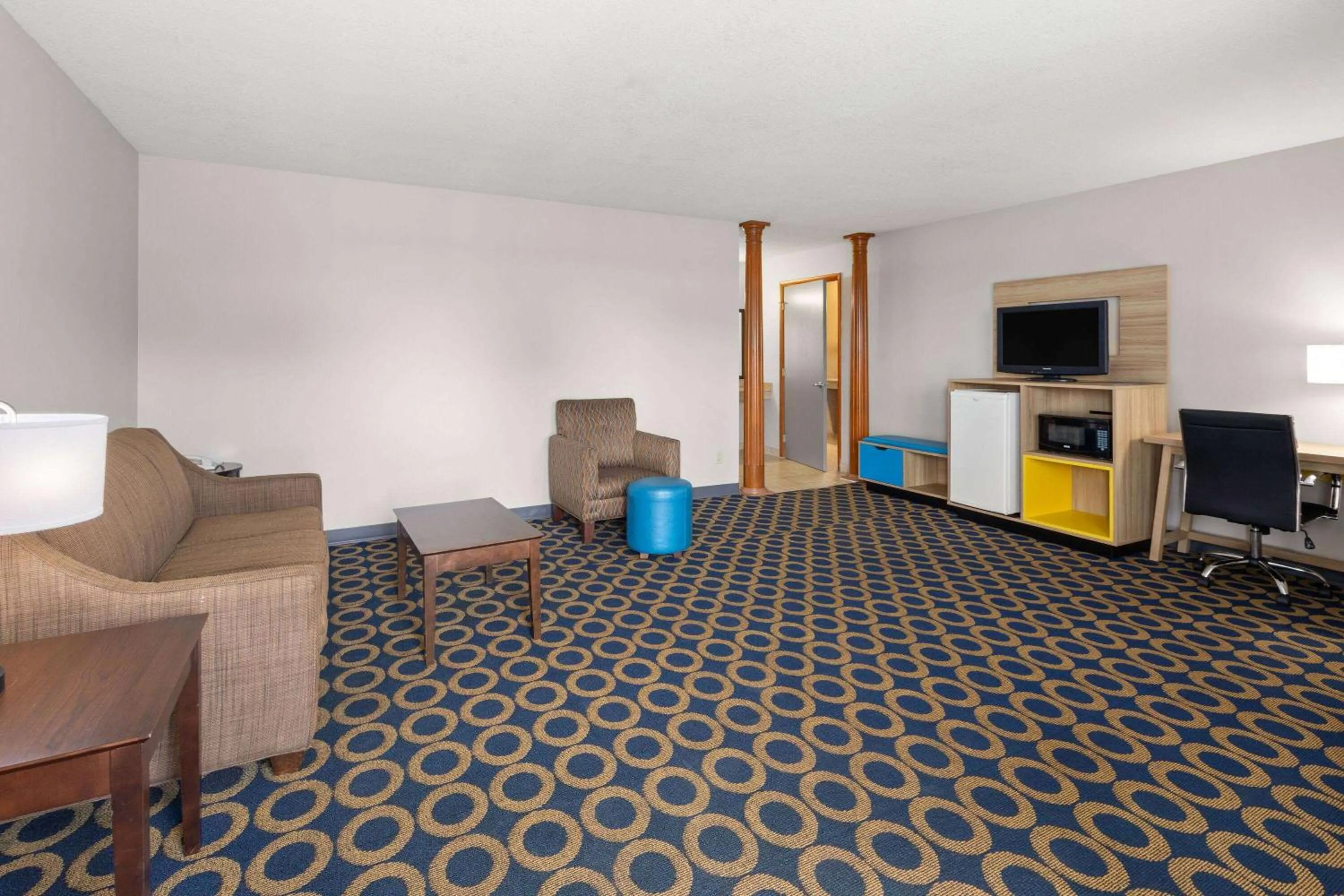 One-Bedroom King Suite - Accessible/Non-Smoking in Days Inn by Wyndham Wauseon