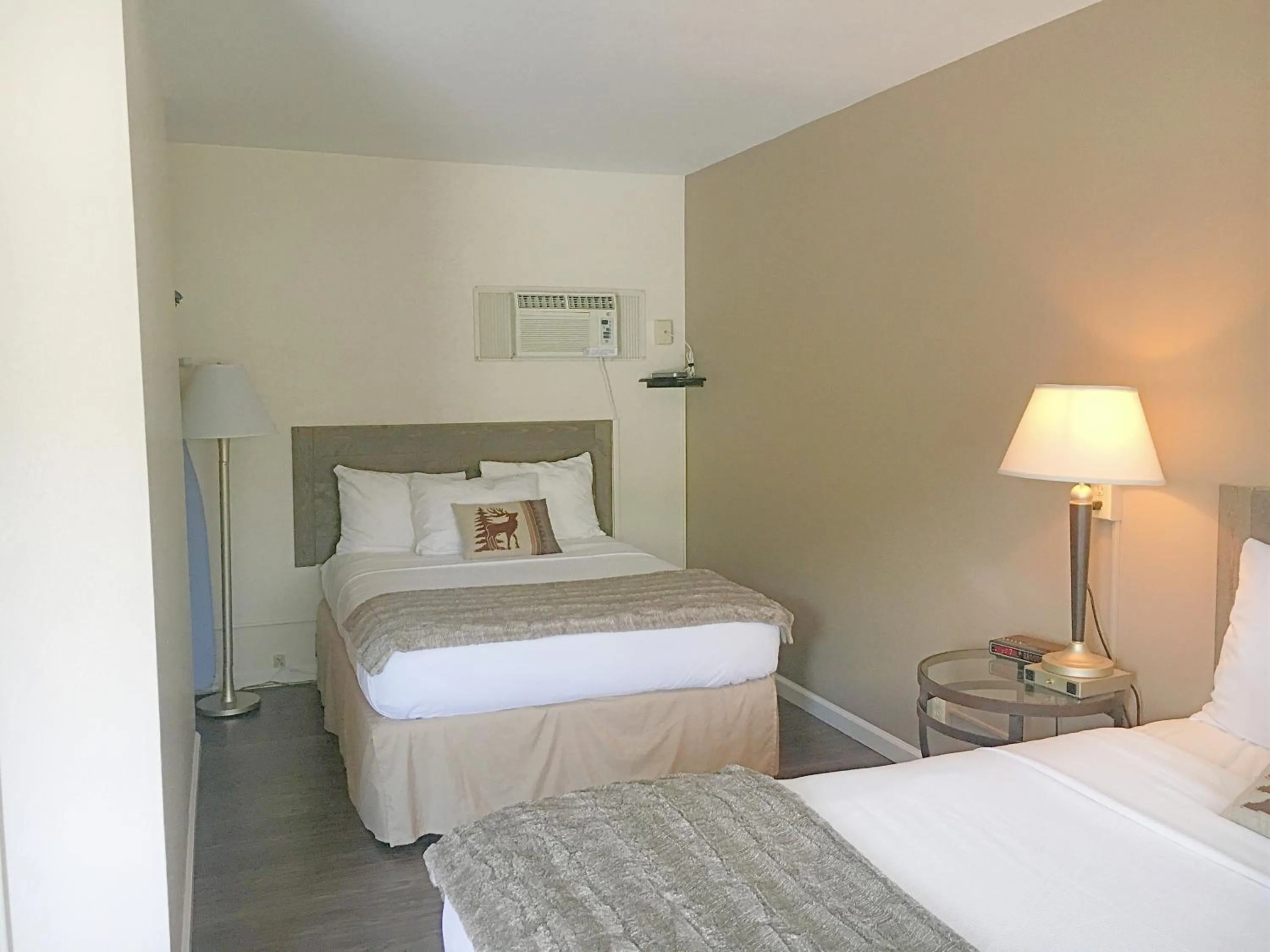 Double Room with Two Double Beds - Disability Access in Alpine Trail Ridge Inn