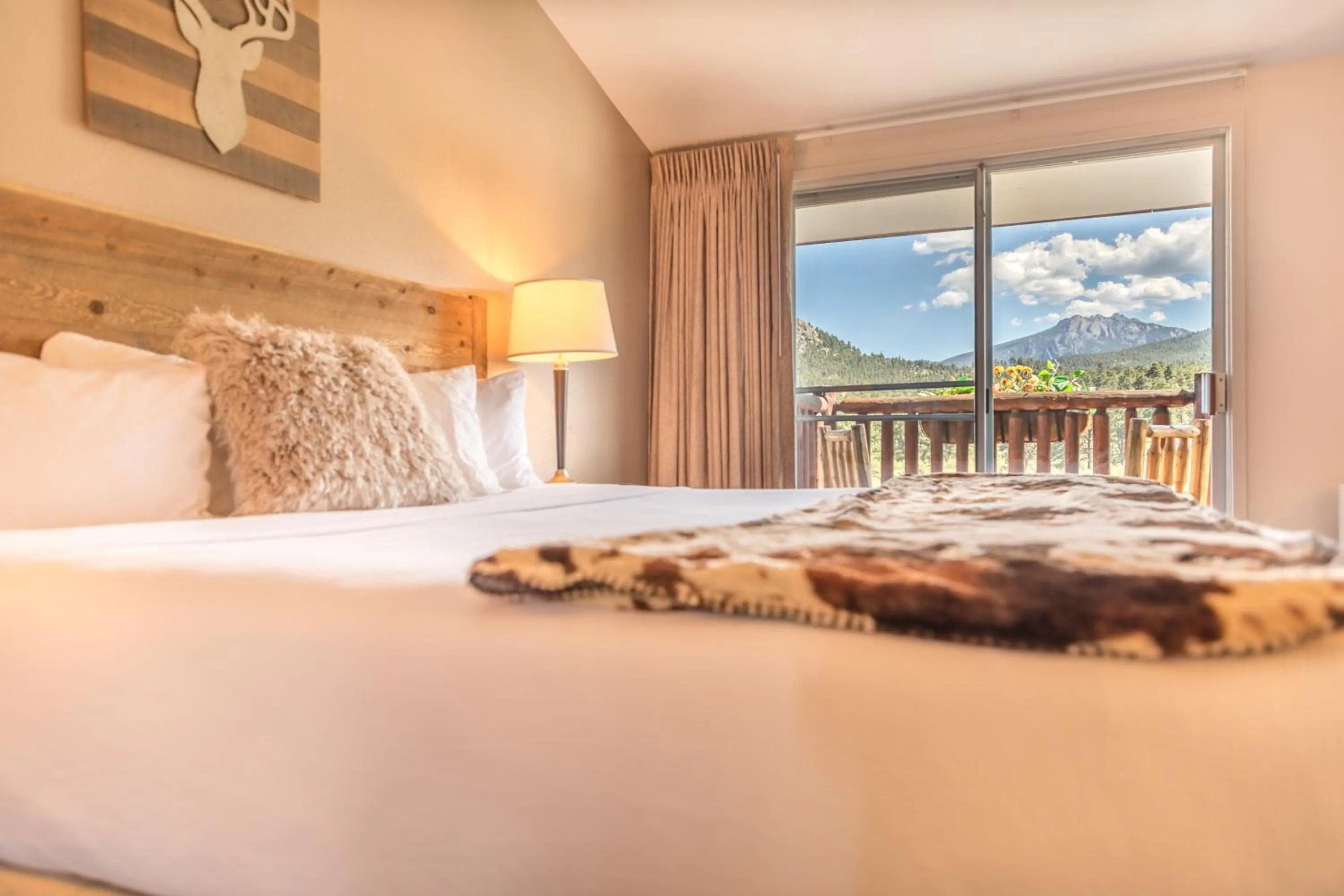 King Room with Balcony in Alpine Trail Ridge Inn