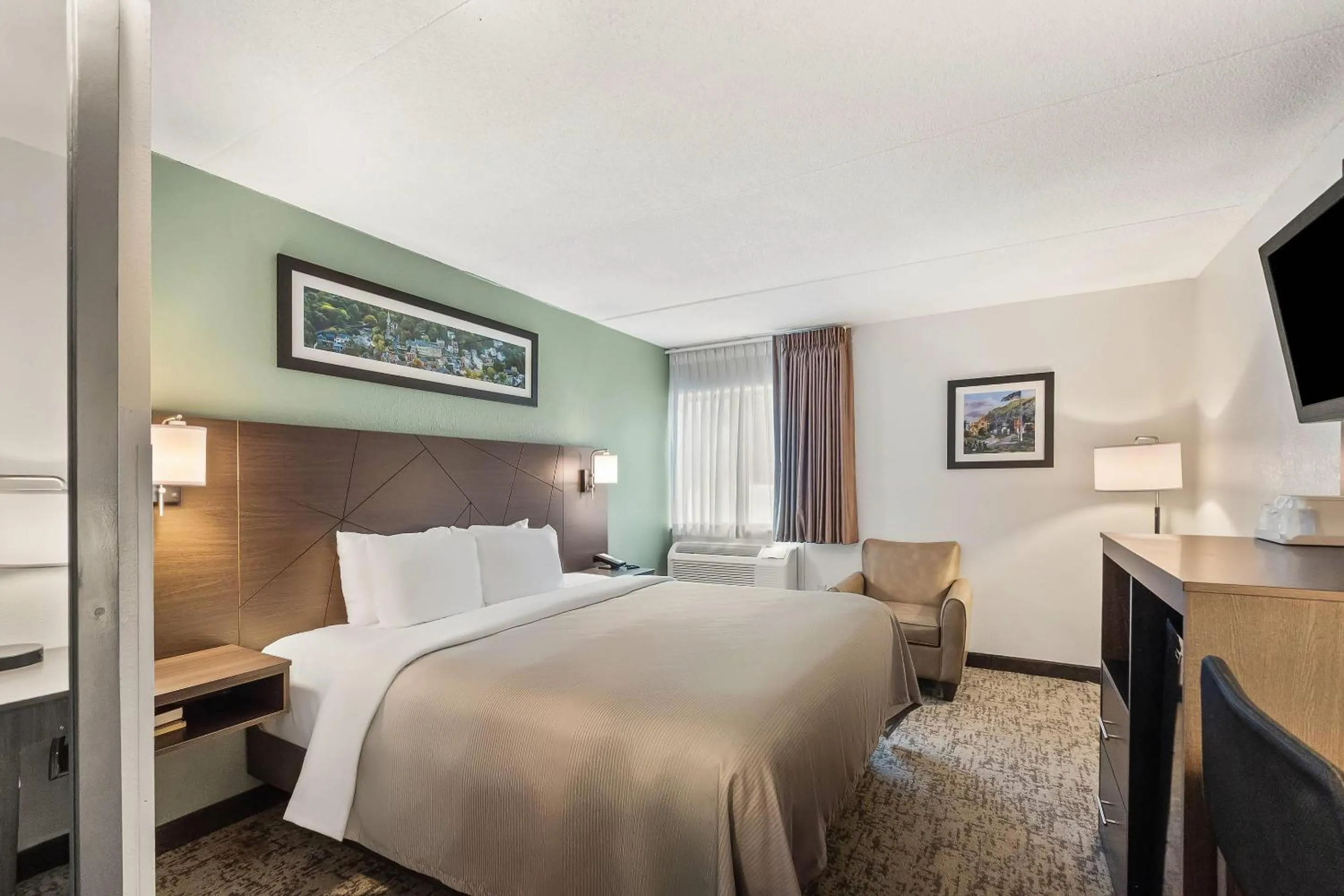 Standard King Room in Quality Inn Harpers Ferry - Charles Town