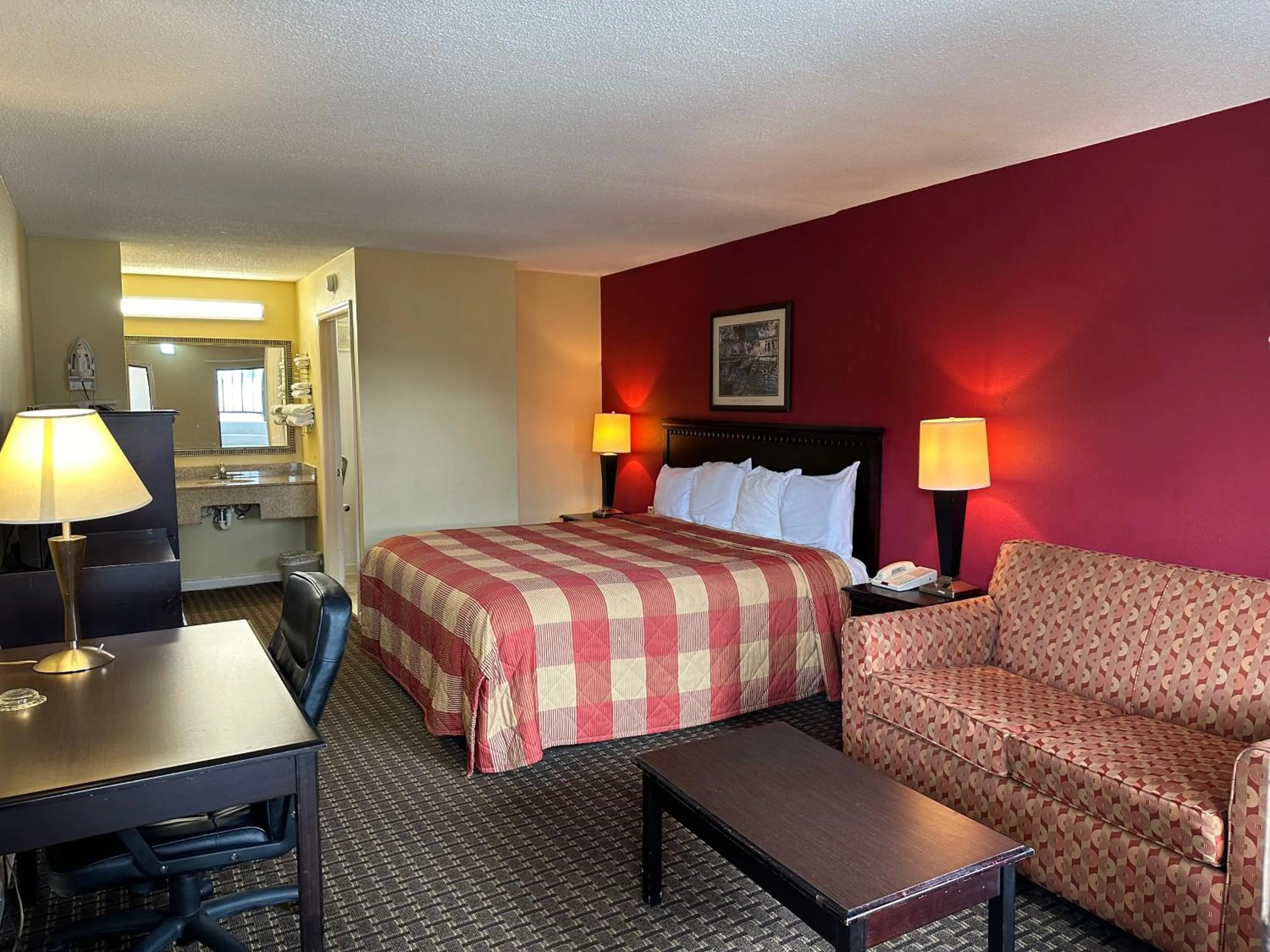 King Room - Disability Access/Smoking in Royal Inn - Anniston