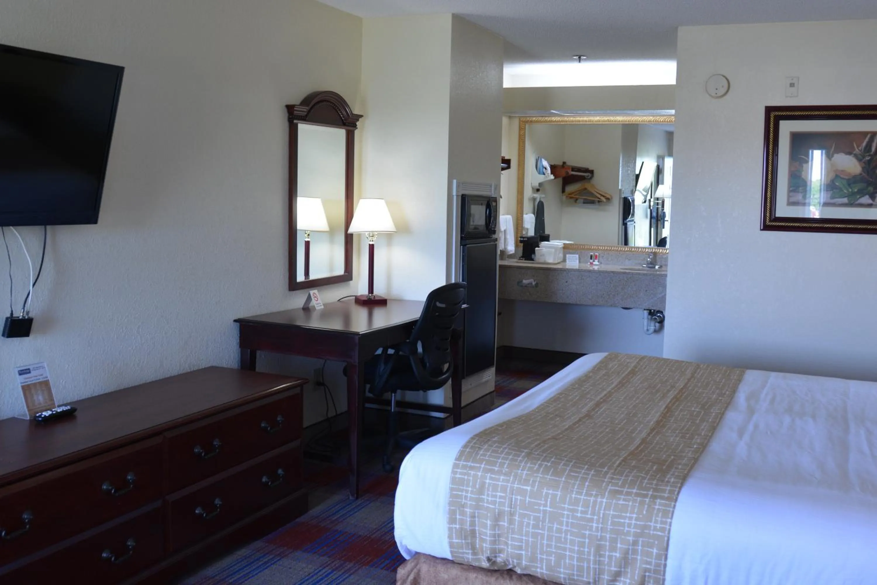 King Room - Non-Smoking in Travelodge by Wyndham Montgomery East