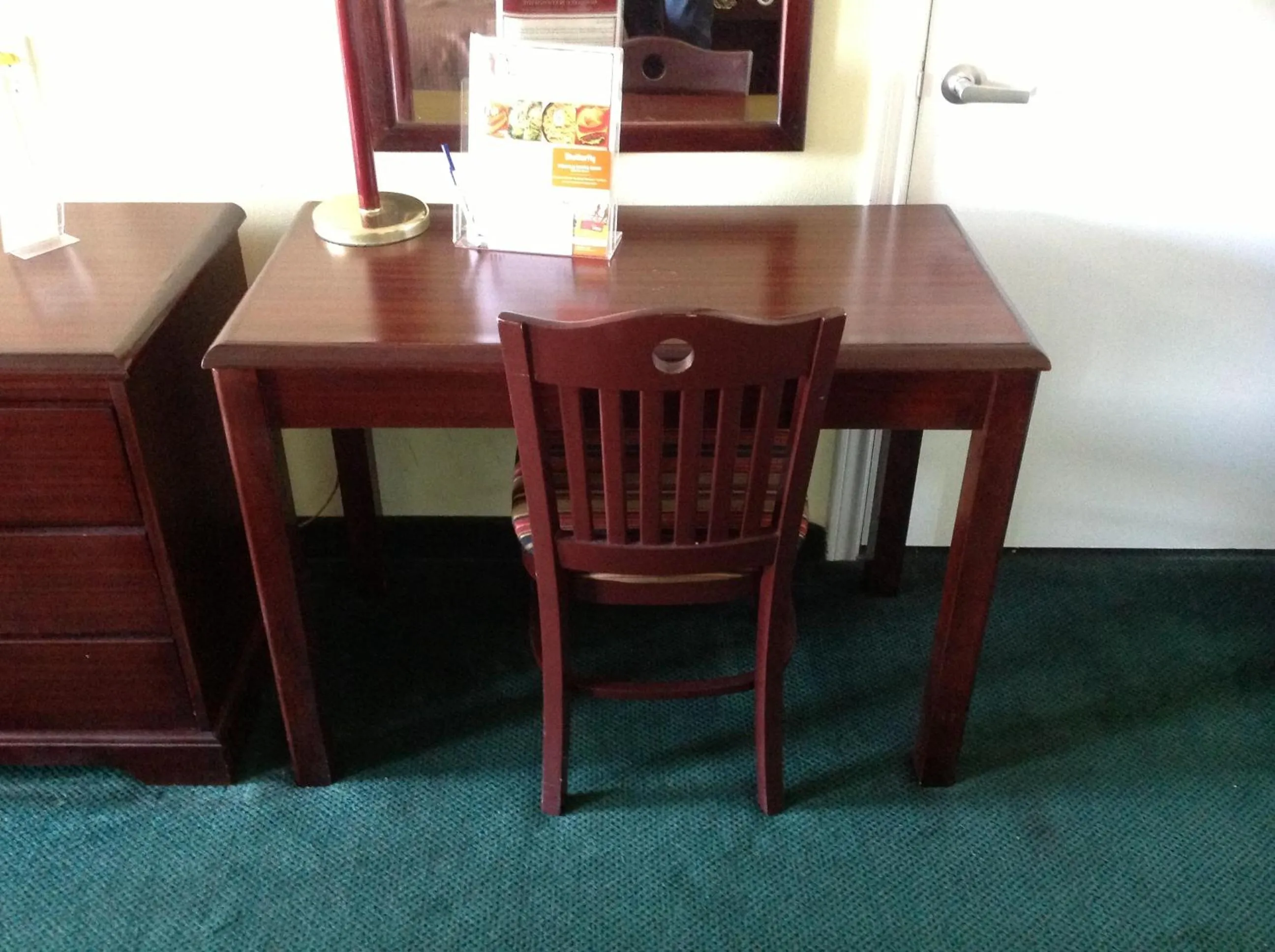 Deluxe King Suite in Howard Johnson by Wyndham Grand Prairie Near Lone Star Park