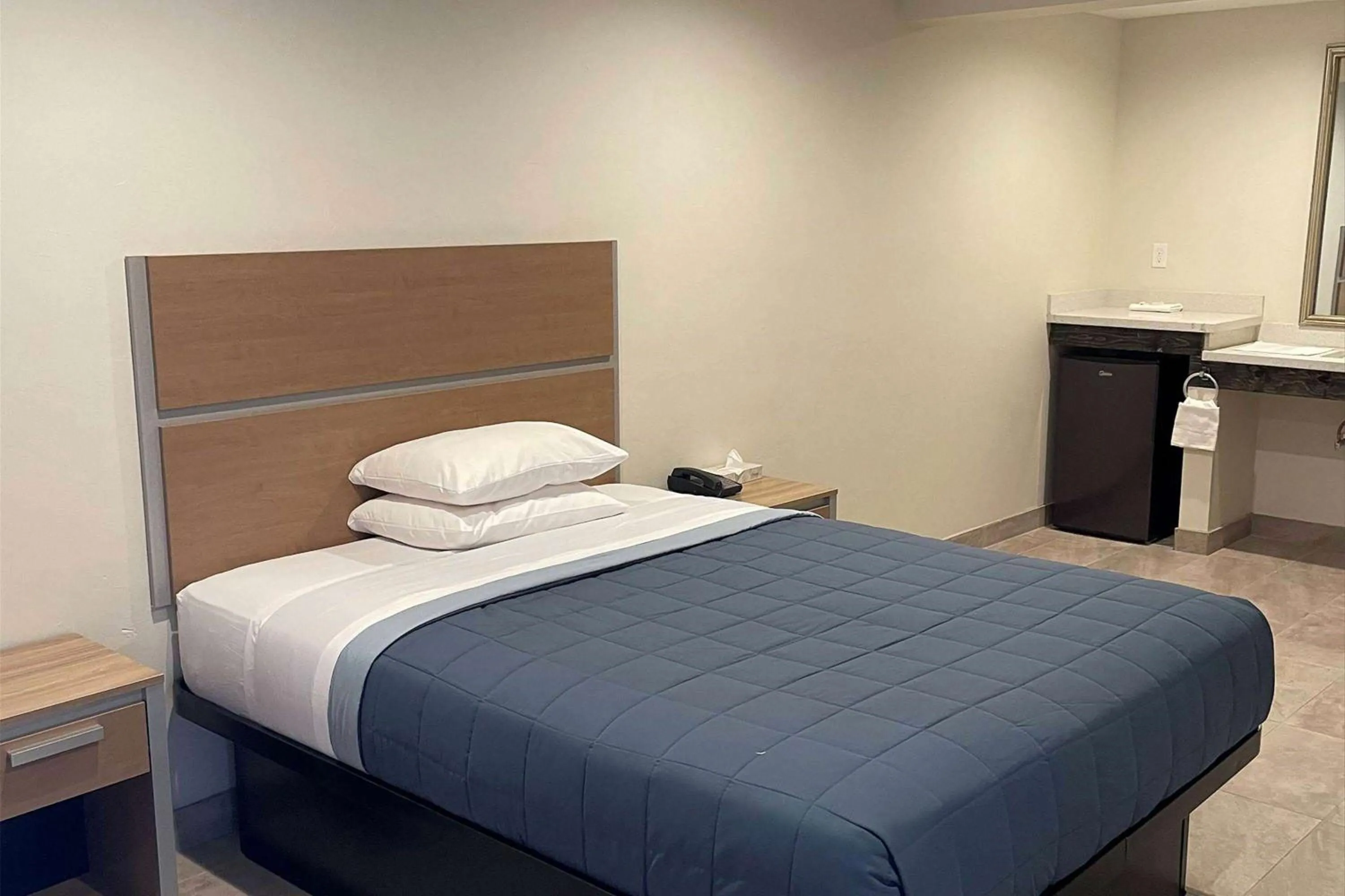 Queen Room - Non-Smoking in Super 8 by Wyndham Bakersfield CA