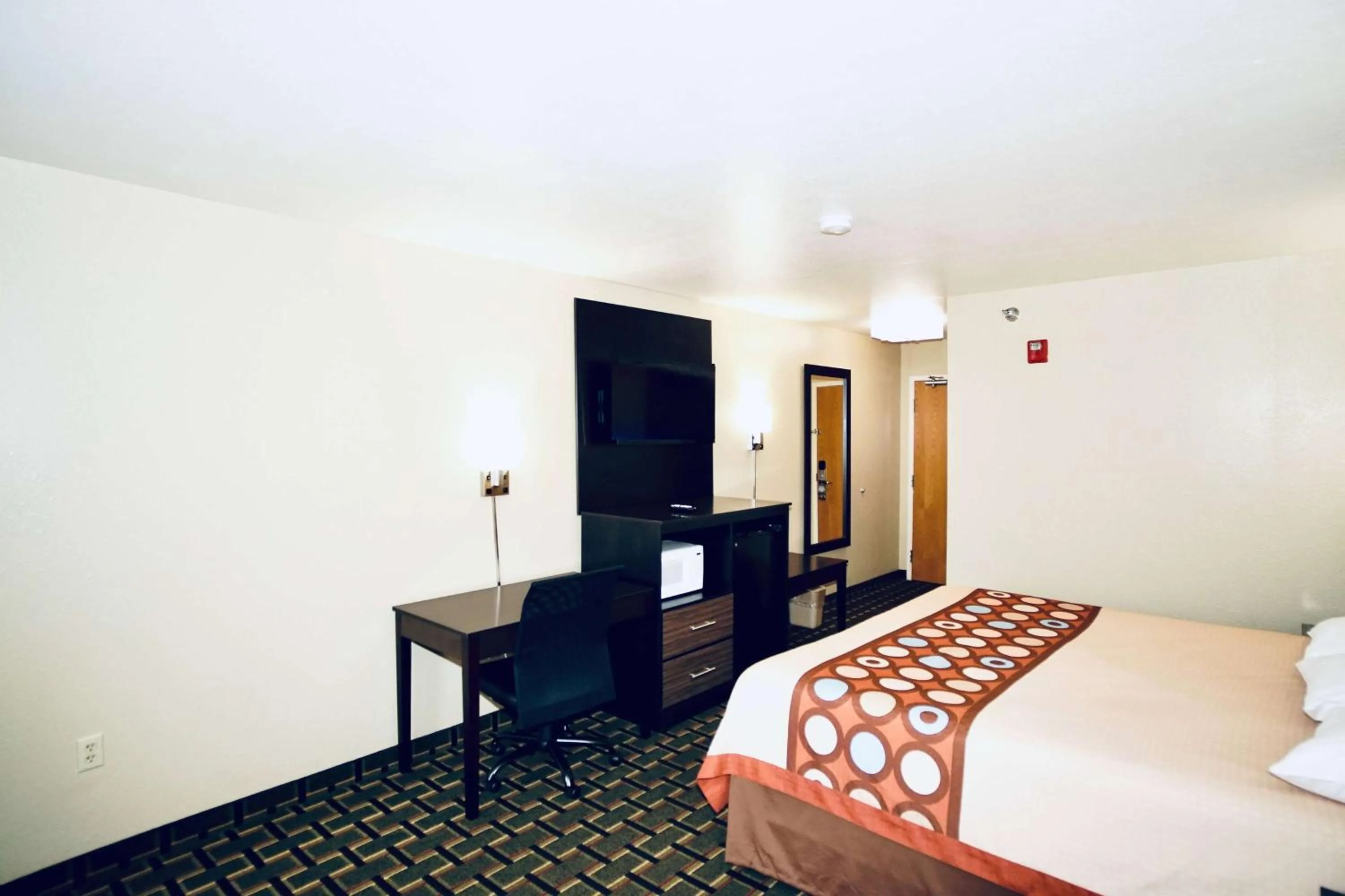 King Room - Disability Access - Non-Smoking in Super 8 by Wyndham Crossville TN