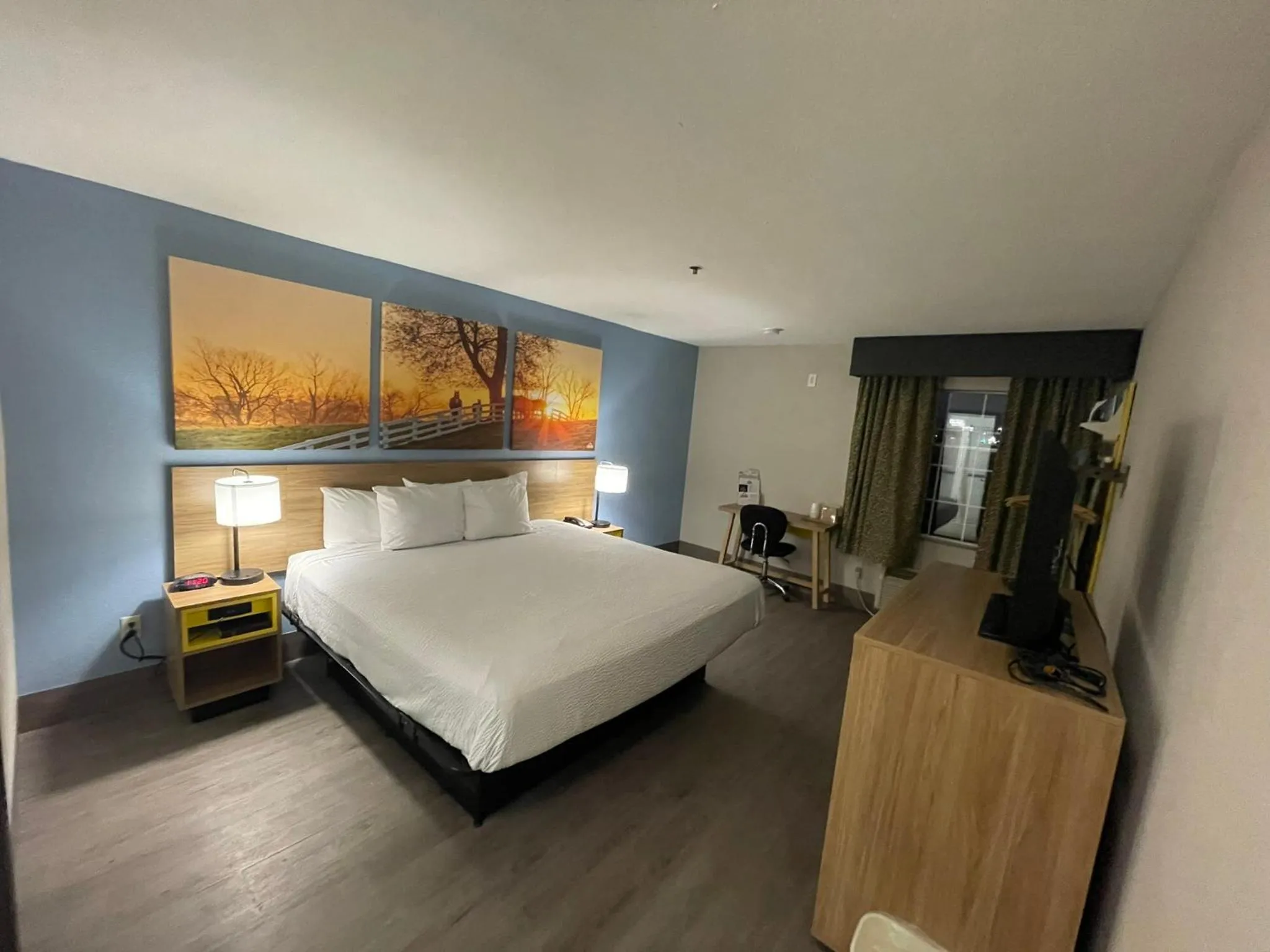 King Room - Disability Access/Non-Smoking in Days Inn by Wyndham Shawnee