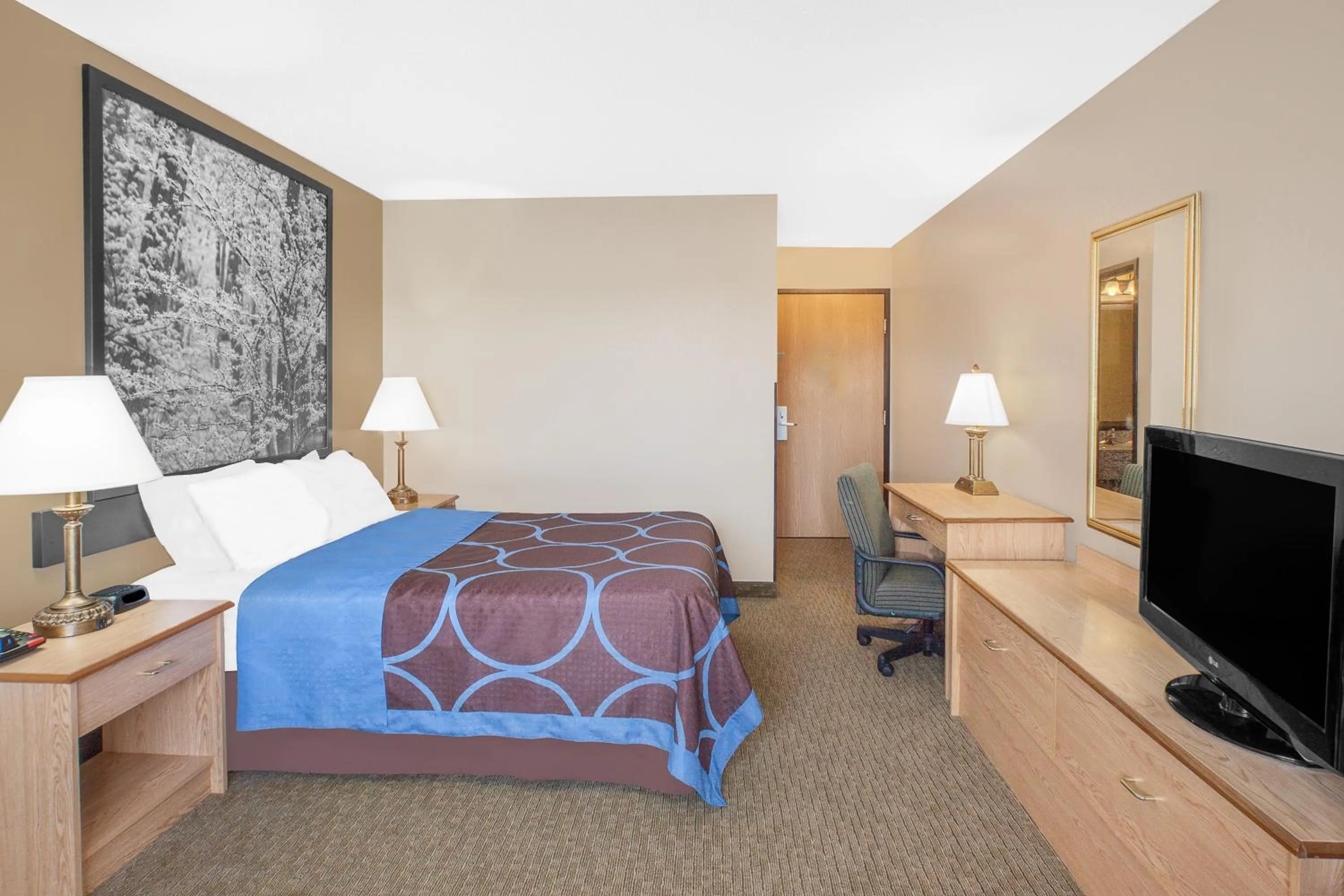 1 Queen Bed, One-Bedroom, Suite, Non-Smoking in Super 8 by Wyndham Seville