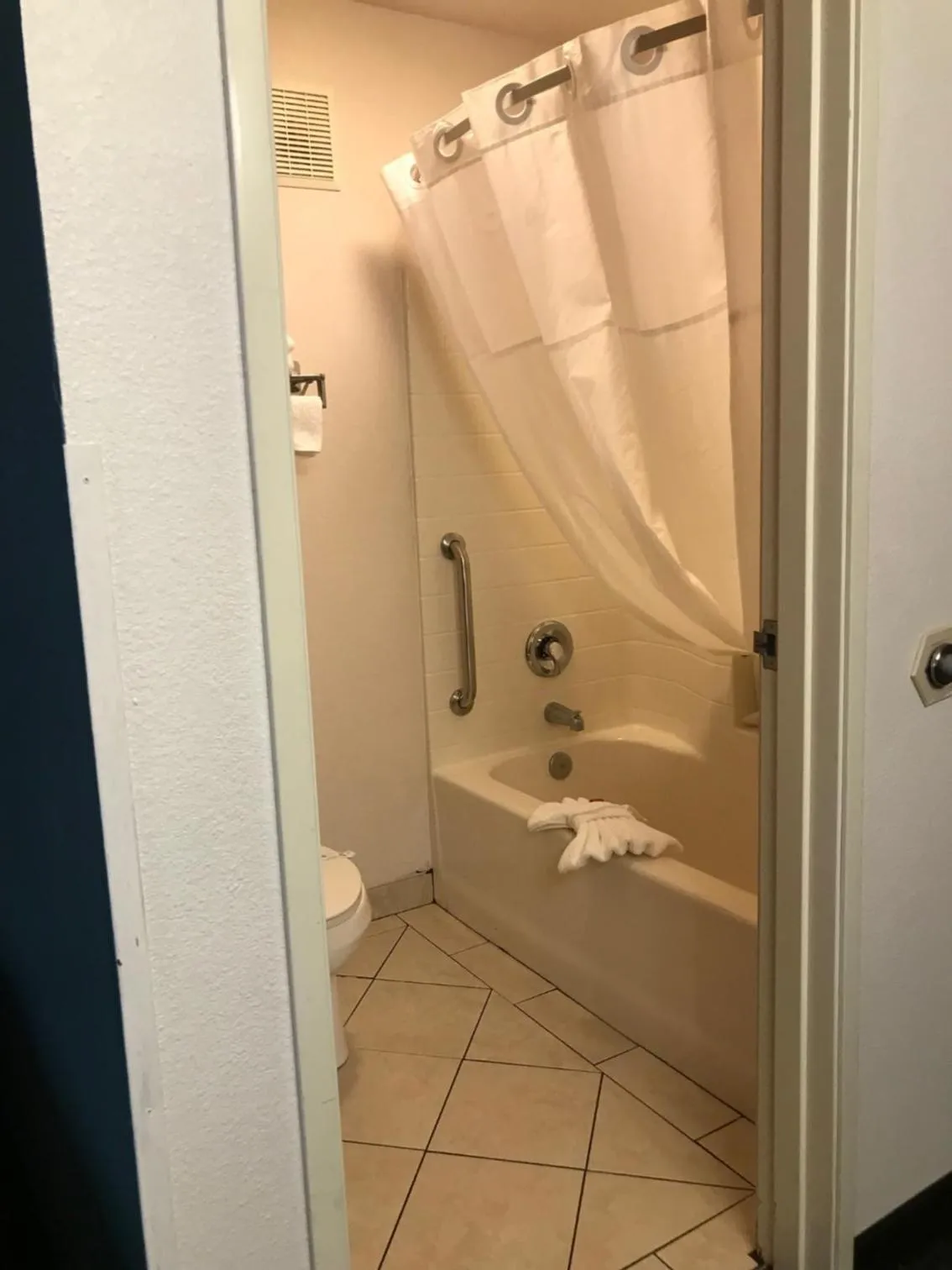 Queen Room - Non-Smoking in Days Inn & Suites by Wyndham Gresham