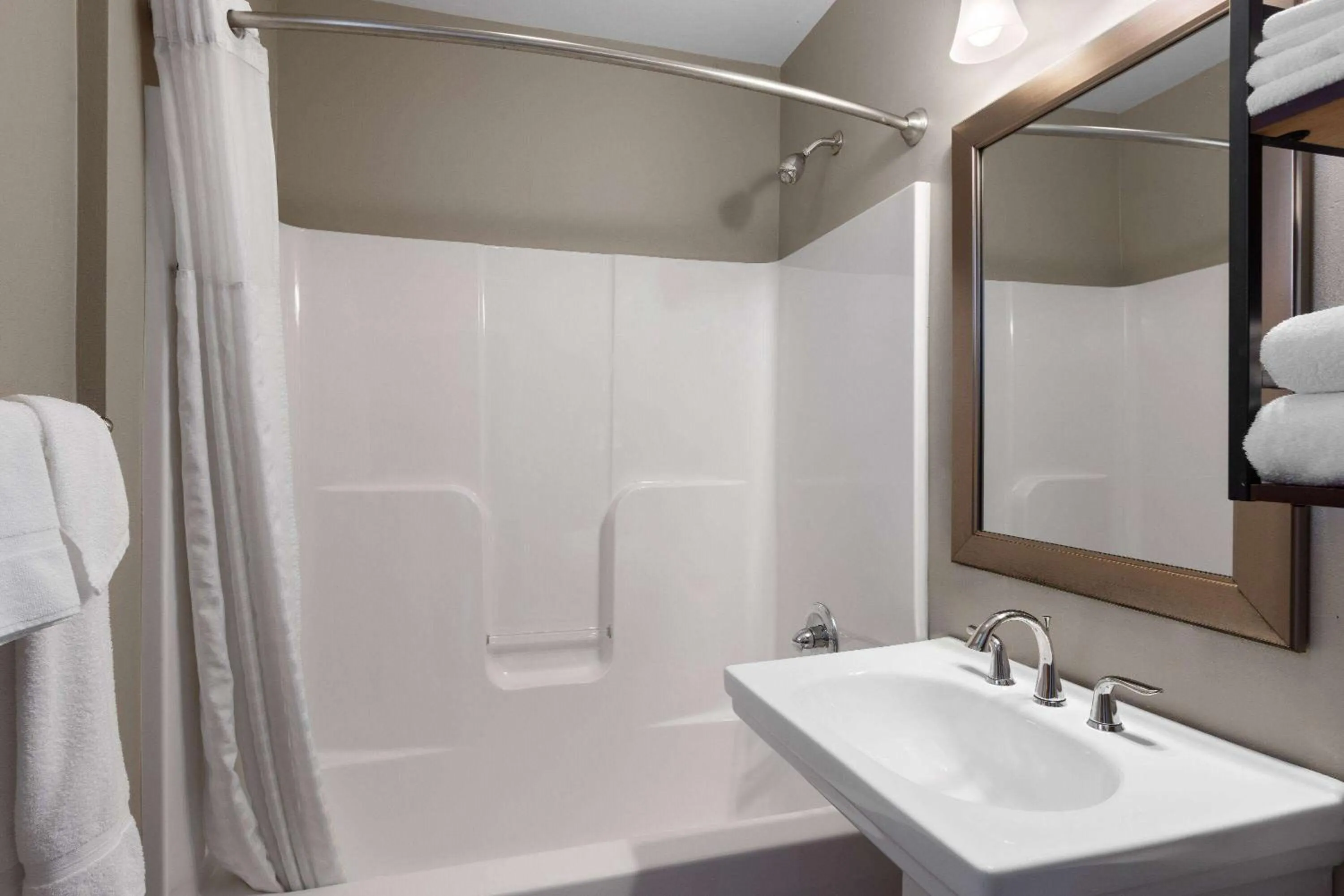 Queen Room, First or Second Floor, Non-Smoking in Days Inn by Wyndham Kill Devil Hills Oceanfront - Wilbur