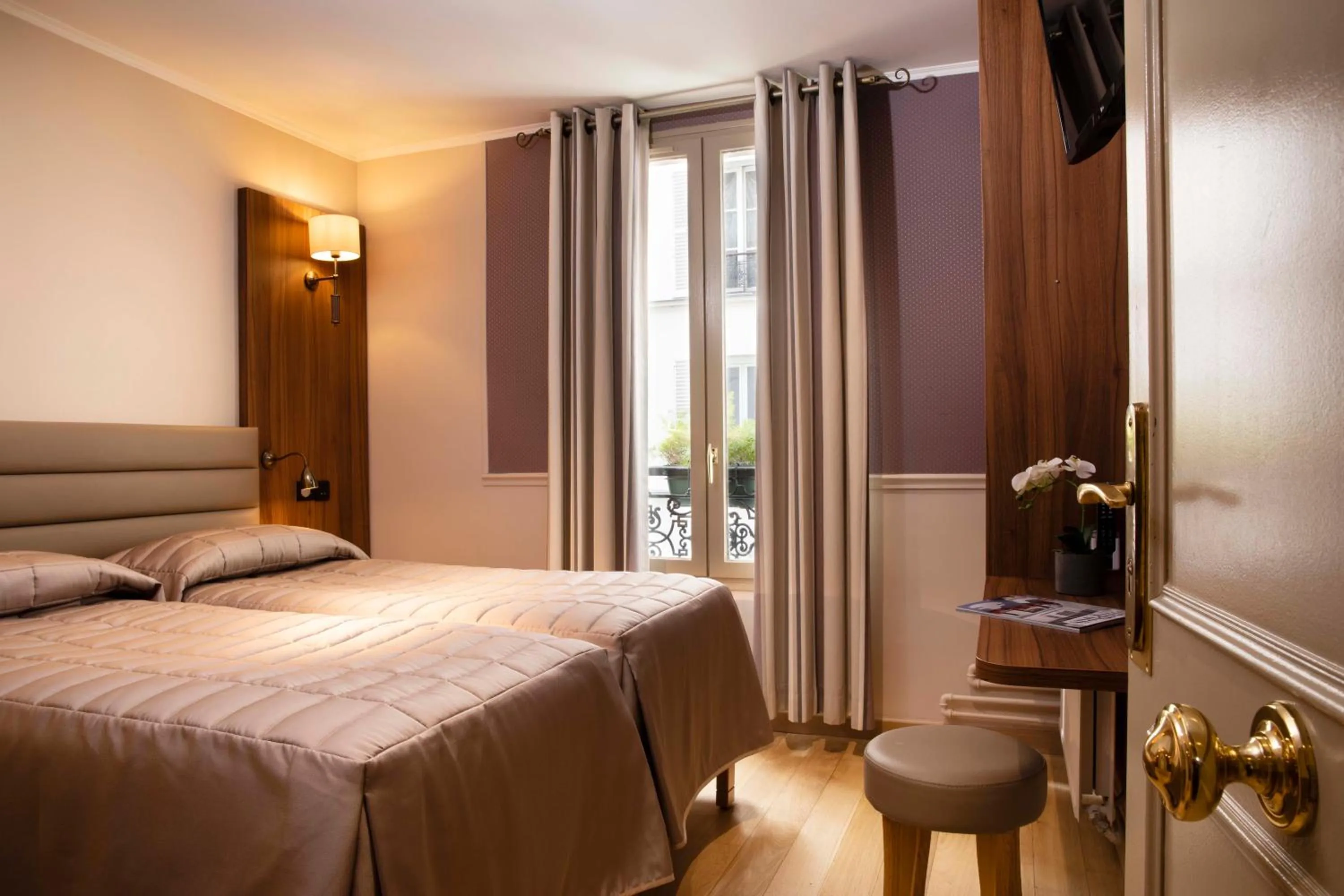 Twin Room in Hôtel de la Tour Eiffel