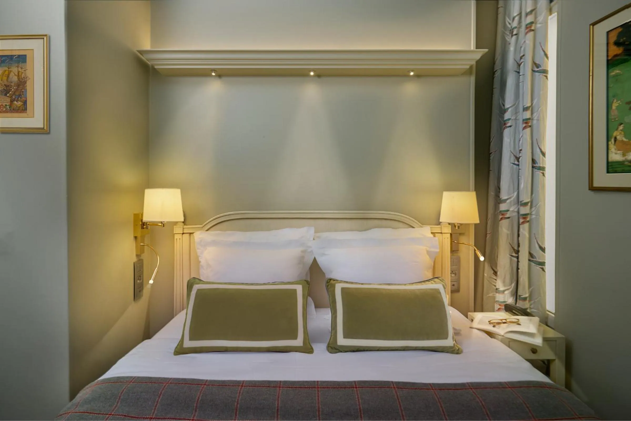 Superior Triple Room in Relais Du Louvre