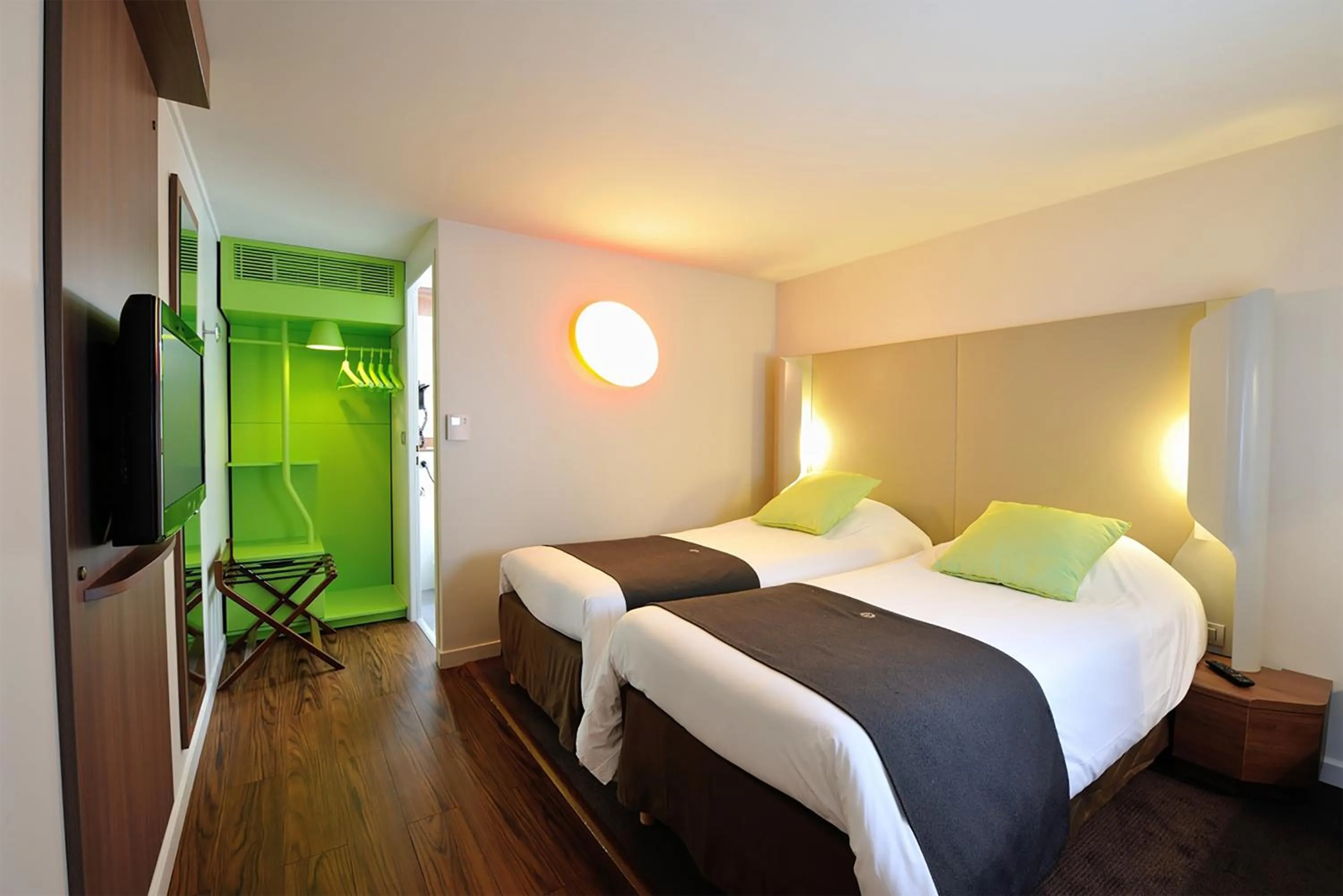 Standard Twin Room in Campanile Orange Centre sortie 21 sur A7 A9