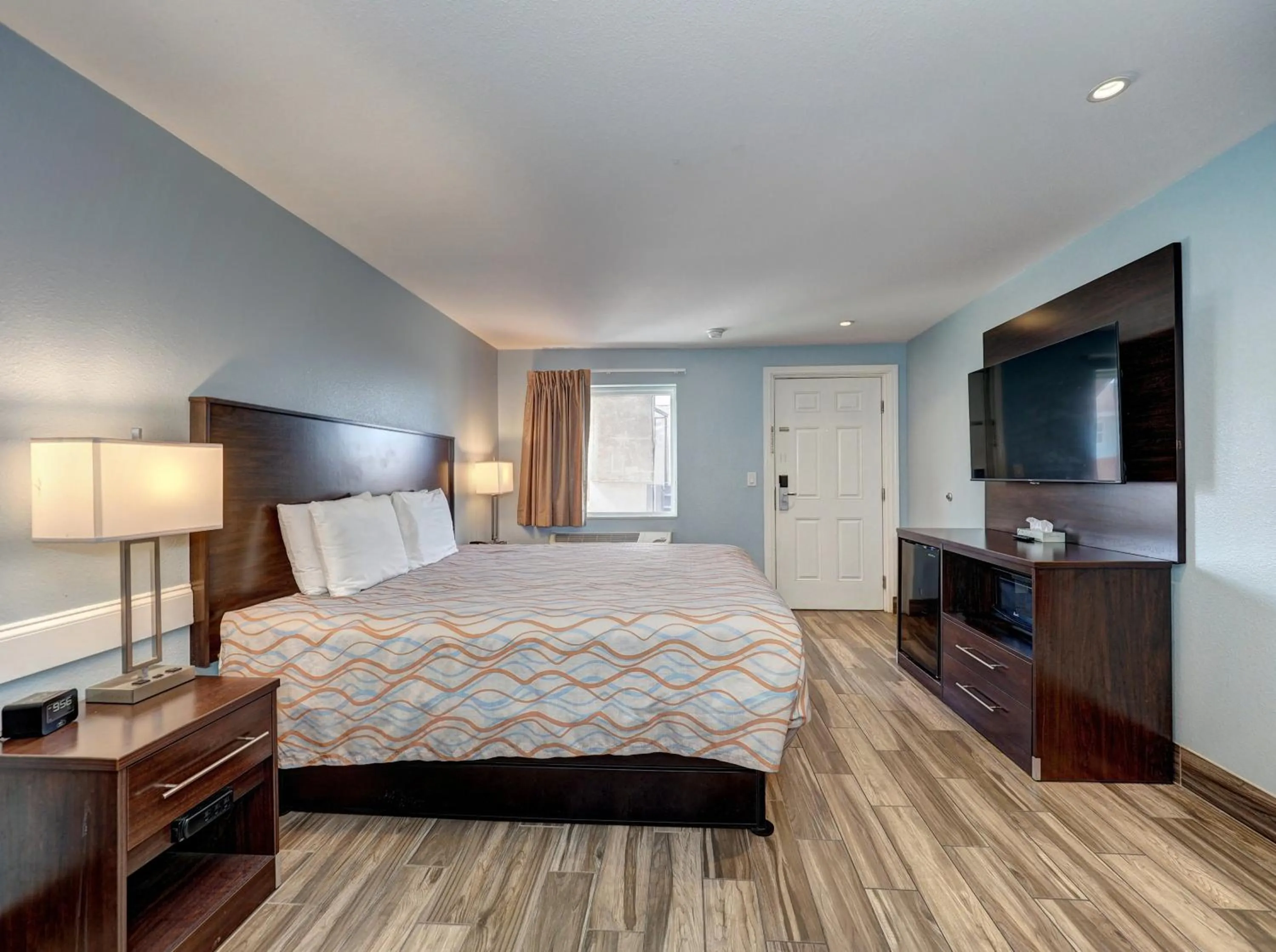 Deluxe King Room - Disability Access/Smoke Free in Ocean's Edge Hotel, Port Aransas,TX