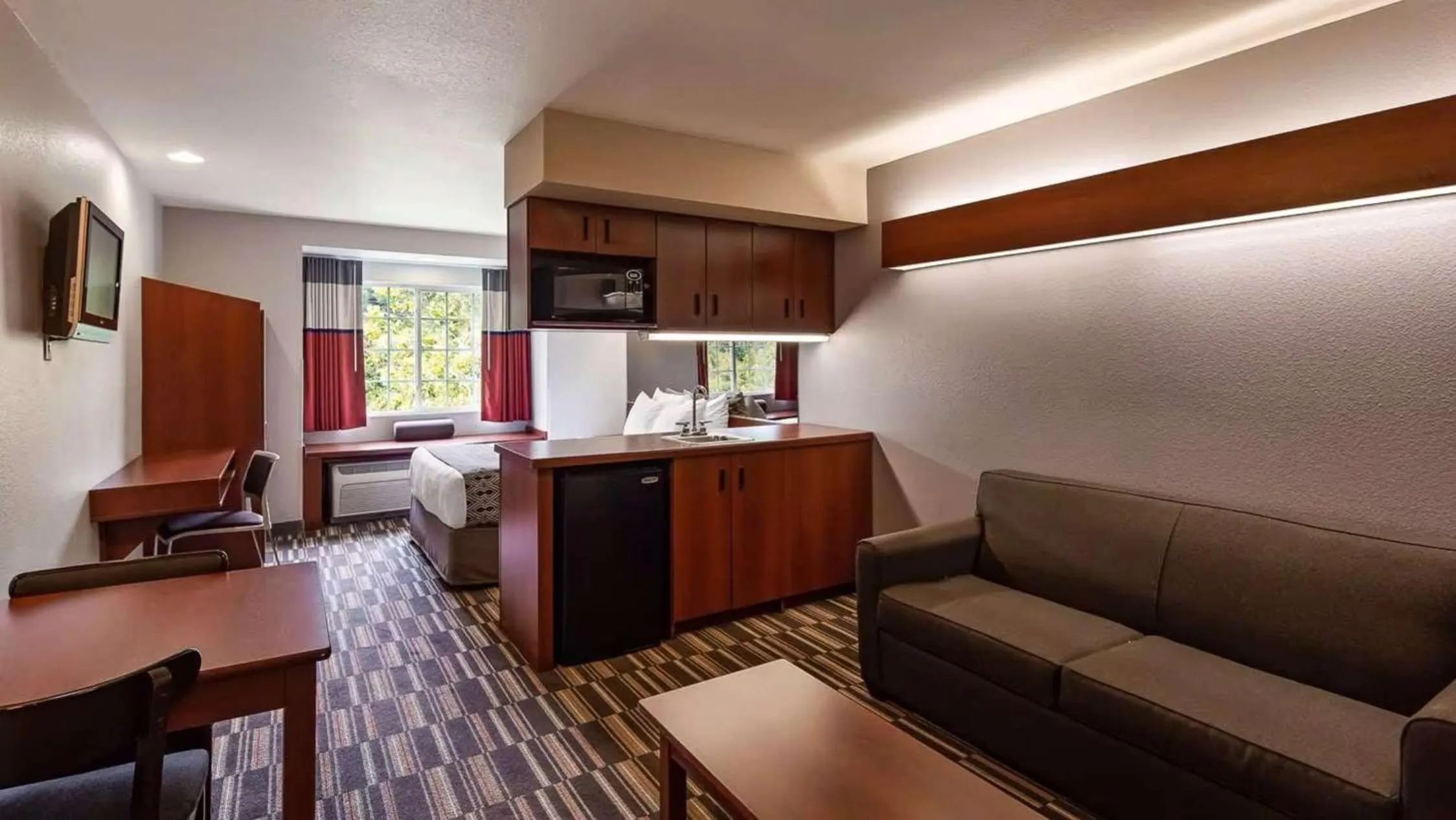 Queen Suite in Sonesta Essential Morgantown
